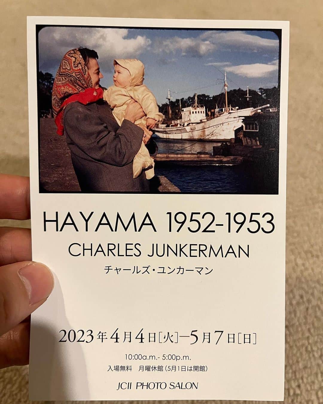 小泉進次郎さんのインスタグラム写真 - (小泉進次郎Instagram)「かつて横須賀の米海軍病院に勤務したチャールズ・ユンカーマンの写真作品展に行ってきました。三浦半島を愛する人は必見です。感動すら覚えます。70年前の横須賀のドブ板通り、ビアホール、三浦市三崎の港の様子など、横須賀・三浦が地元の私でも初めてこんなに保存状態のいい昔の写真を見ました。5/7まで、あとわずかですが、葉山、逗子、鎌倉、東京、奈良など、横須賀・三浦以外の作品も展示されているので、興味ある方はぜひお運びください。  ＊作品はSNS掲載の許可を得た上で投稿しています。  #写真 #チャールズユンカーマン #jcii #横須賀 #三浦 #逗子 #葉山 #鎌倉 #ドブ板通り #三崎漁港 #ビアホール #ガントリークレーン #米海軍基地」5月4日 22時33分 - shinjiro.koizumi