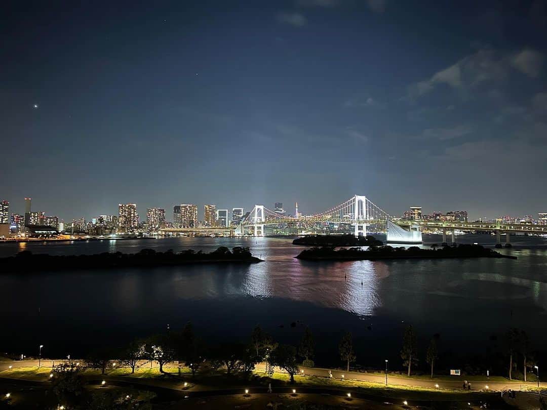 春香さんのインスタグラム写真 - (春香Instagram)「ボッーと空を眺めて、iPhoneで気ままに景色を撮影。  それだけで癒されるゴールデンウィーク🎏  近場をウロウロ散策。 外国人観光客で賑わっていました♪  #お台場 #ゴールデンウィーク #ゴールデンウィークの過ごし方 #tokyo#odaiba #japantravel #japantrip #tokyotrip #tolyotravel #nightphotography #nightscape #nightsky #iphonephotography #iphonphoto #iphoneographer」5月4日 22時34分 - haruka__official