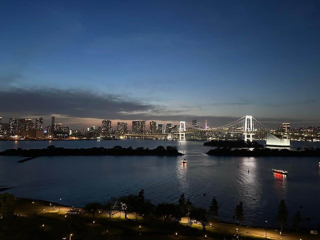 春香さんのインスタグラム写真 - (春香Instagram)「ボッーと空を眺めて、iPhoneで気ままに景色を撮影。  それだけで癒されるゴールデンウィーク🎏  近場をウロウロ散策。 外国人観光客で賑わっていました♪  #お台場 #ゴールデンウィーク #ゴールデンウィークの過ごし方 #tokyo#odaiba #japantravel #japantrip #tokyotrip #tolyotravel #nightphotography #nightscape #nightsky #iphonephotography #iphonphoto #iphoneographer」5月4日 22時34分 - haruka__official