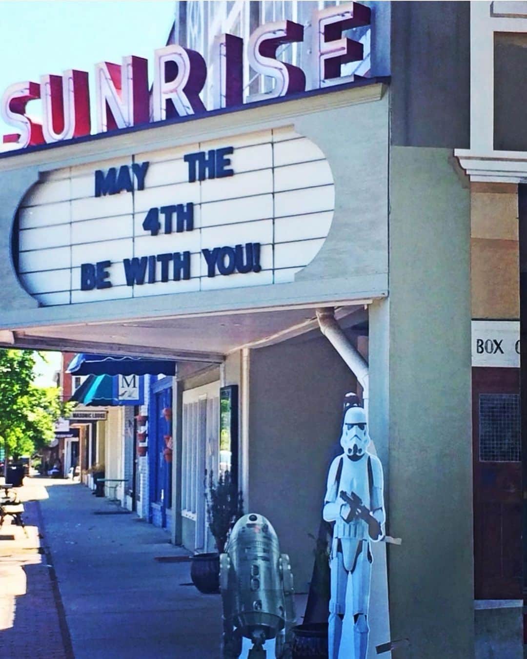 のインスタグラム：「May the Fourth Be With You!   Happy Star Wars Day!   With a big Tip ‘o the hat to @sunrise.theater」