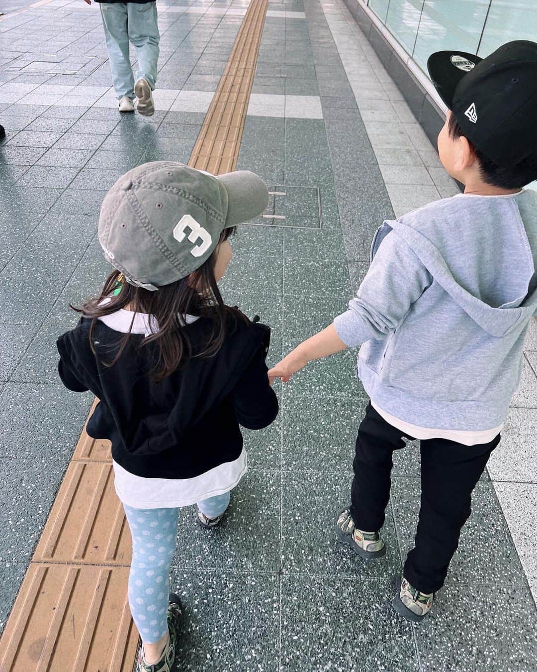 Remiさんのインスタグラム写真 - (RemiInstagram)「randam pics of Fukuoka trip✈️ 福岡帰省の色々。 夫の親戚の皆さんが家族のように温かく迎えてくれてあっという間の数日間でした🥹🙏 そして今回旅は全て👧🏻👦🏻コーディネートの親子お揃い🤍 今は何でも一緒が良いみたい☺️ 親子でお揃いできる服おすすめがあれば教えてください〜🙌🏼  GW後半もみっちり朝活📚 早起き頑張るぞー！  #福岡 #子連れ旅行 #空港コーデ #親子コーデ #母娘コーデ」5月4日 22時37分 - remi_912