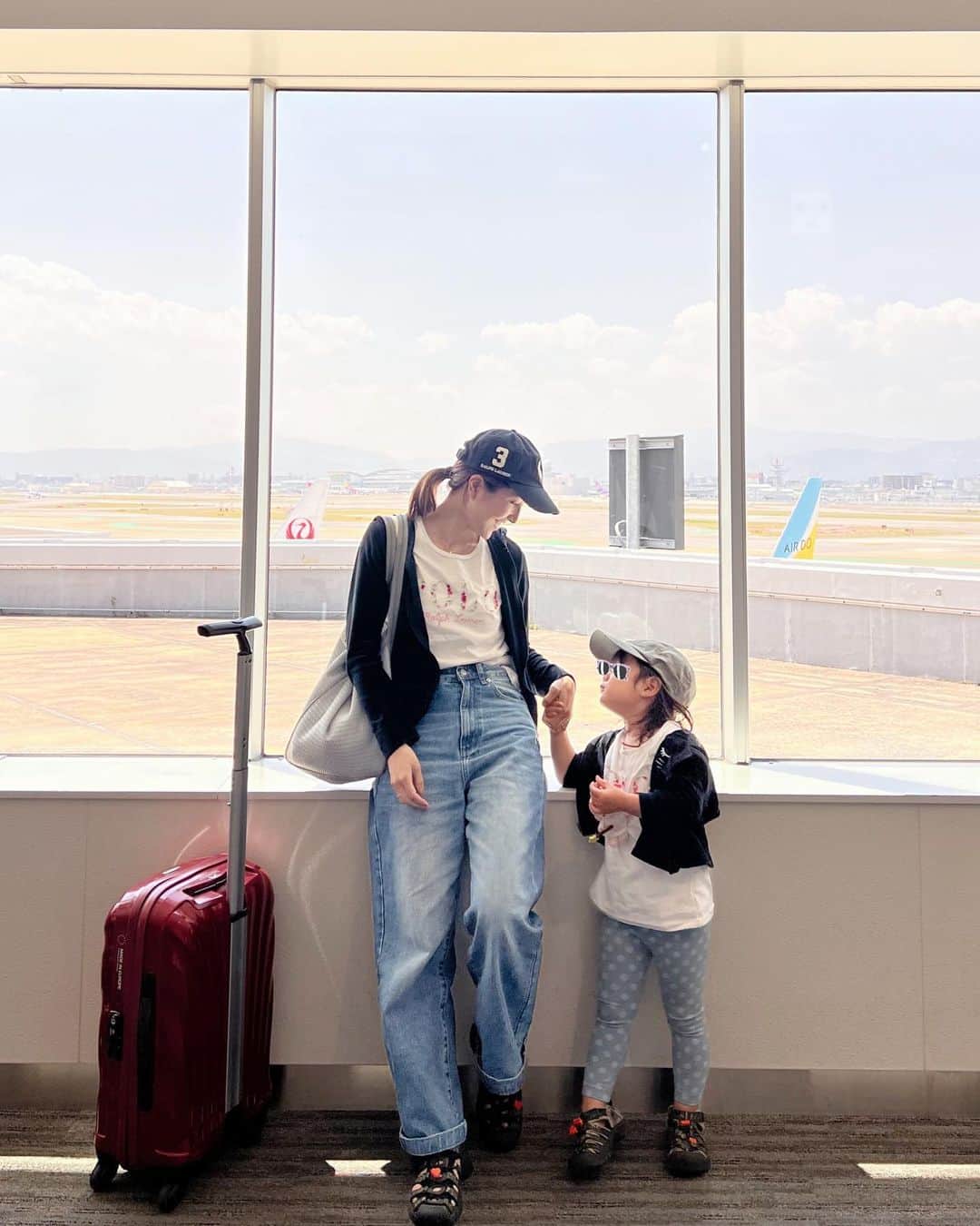 のインスタグラム：「randam pics of Fukuoka trip✈️ 福岡帰省の色々。 夫の親戚の皆さんが家族のように温かく迎えてくれてあっという間の数日間でした🥹🙏 そして今回旅は全て👧🏻👦🏻コーディネートの親子お揃い🤍 今は何でも一緒が良いみたい☺️ 親子でお揃いできる服おすすめがあれば教えてください〜🙌🏼  GW後半もみっちり朝活📚 早起き頑張るぞー！  #福岡 #子連れ旅行 #空港コーデ #親子コーデ #母娘コーデ」