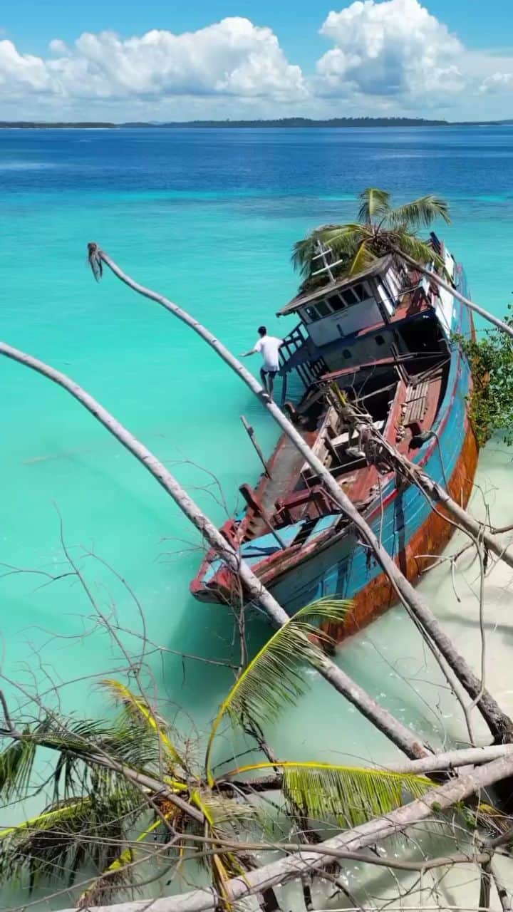 のインスタグラム：「@sebastian_schieren —The Mentawai Islands, a chain of islands located off the western coast of Sumatra in Indonesia, are well-known for their picturesque Western Indonesian Coast and world-class surfing breaks. The chain is formed by about 70 different islands and islets that stretch for approximately 150 kilometers, offering paradisiacal views of the surrounding area.  🎥 @sebastian_schieren  📍Mentawai Islands, Indonesia 🇮🇩  🎶Until I Found You-Stephen Sanchez  #pgdaily #pgstar#pgcounty #sea #planetgo#planet #planetearth #amazing #awesome #nature #indonesia #surfing #indonesian」