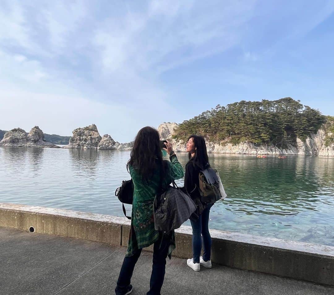 佐々木心音さんのインスタグラム写真 - (佐々木心音Instagram)「親子で、珍しく10数年ぶりに GWに出かけてます。 やっぱり人が多いねー そんな中、人を訪ねに向かいます。 自然は偉大だ。  #自然は偉大 #親子旅 #訪ねていきます　#海大好き #海でぼーっとするのが好き #親子旅 #佐々木心音 #うみねこ #やっぱりねこが好き #やっぱり猫が好き」5月4日 22時43分 - sasakikokone