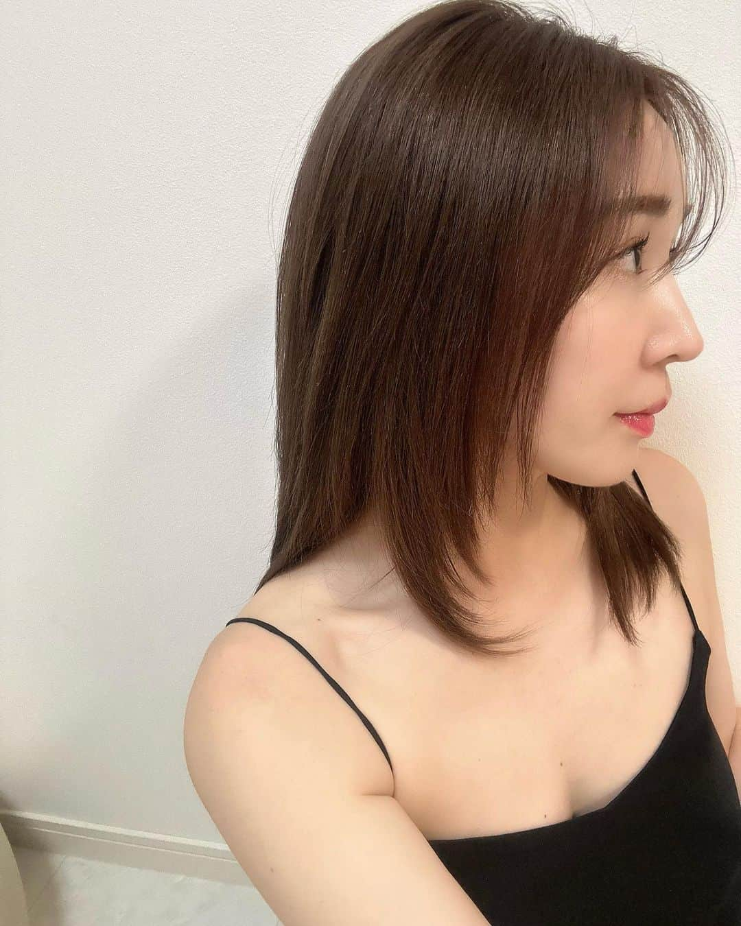 shihoのインスタグラム：「new color👩🏻🖤🖤🖤🖤🖤  ちょっぴり気分を変えたくて 心機一転🌈🌈  3年半続けていたトレードマークの ハイトーンを卒業しました🫶🏻  どうかなぁ？🫣🫣🫣🖤🖤  しばらく暗めなカラーはしてないから ドキドキだったんだけど @s4n5go_fi_ne がバッチリ 私にハマる色にしてくれて 3秒後にはわたしもしんごも 違和感なかったね🥹🖤🖤🖤🖤笑  いつもありがとおおお🌈  大満足✌️  パリジェンヌ @maho.ivy_nue  thank you🫶🏻  #イメチェン #newhair」