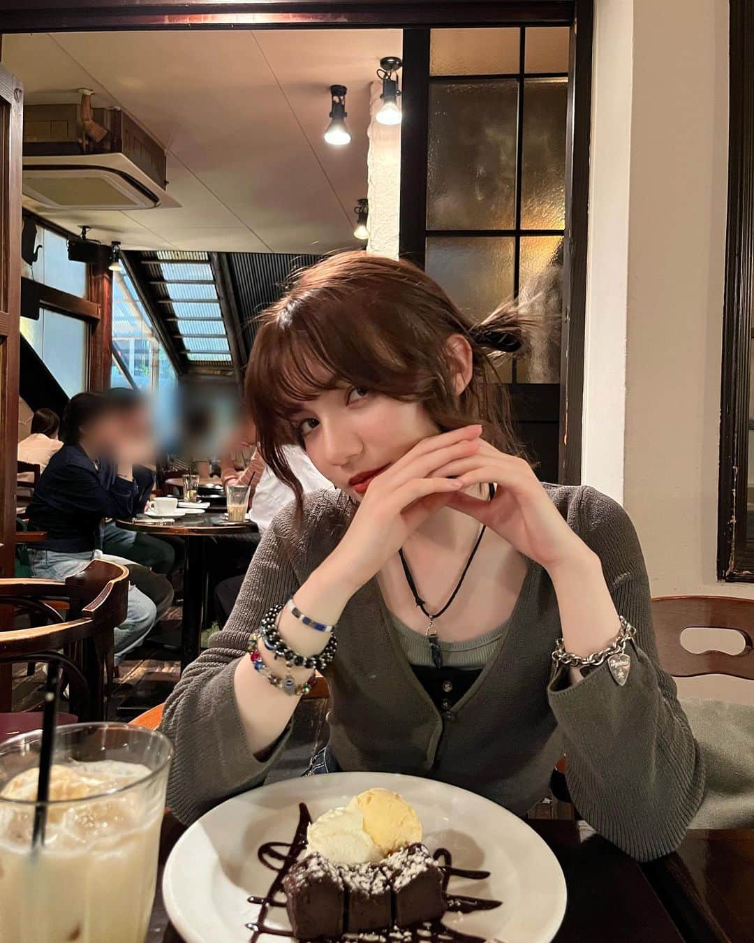 東海林クレア（くれたん）のインスタグラム：「今日は一日中寝てたので、まだご飯食べてお風呂入っただけです。🌛」