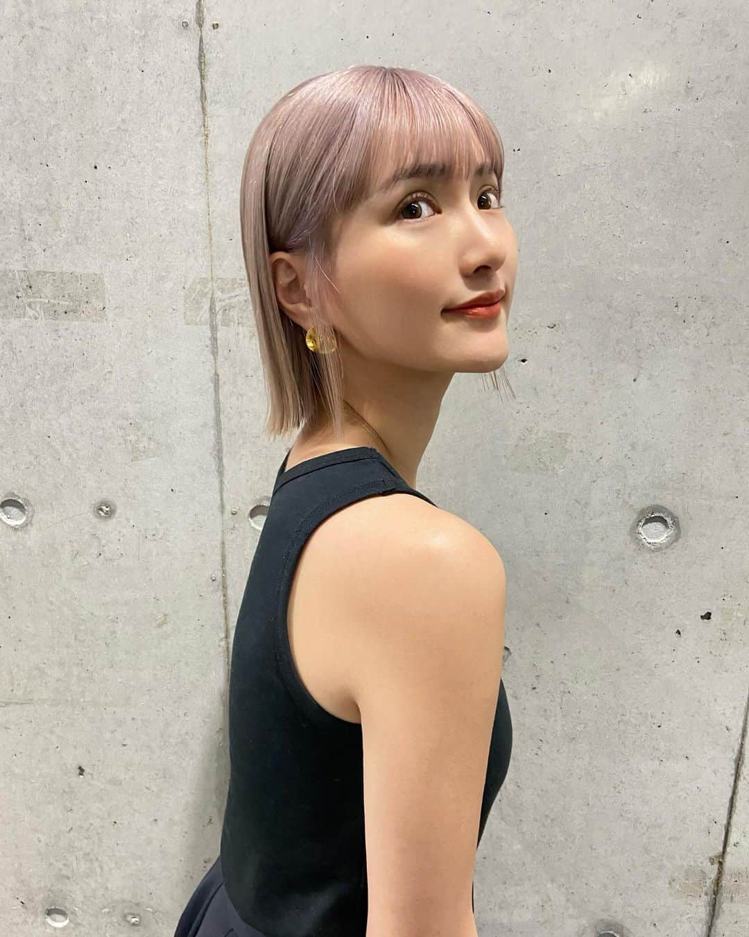カナのインスタグラム：「産後初美容室✂︎ 心から有り難みと幸せを感じました~🥲🌸  今回も茶木さん💇🏼‍♀️ @chanonbabyboy 出産でしばらくケアできてなかった髪の毛を キレイに…✨ お宮参りがこれからなので、着物に合う長さと色を提案してくれたよ👘 いつもより少し長めのblond hair🤍 ありがとうございました！🖤  この日、旦那さんの実家でベビぽよを見てもらえたので、安心して外出できて、心から感謝でした。🥰  自分だけの時間が当たり前にあった以前と、 出産してからでは時間の大切さ、貴重さ、 まるで違って感じます！🌷  前のように自分のことだけに費やす生活は、 今はもう自然と望まなくなったけど、 たまにの気分転換は必要でした👼🏻  息抜きしてリフレッシュできると、また明るく前向きな気持ちで育児も家事も頑張れそうだよね🤗  初の子育て、目の前のことに頭がいっぱいになったり、心に余裕が持てなくなったり、てんやわんやしてしまうのがリアルだし、きれいごとばかりでは難しい毎日だけれど、たまに自分を労ってバランスを取って、なるべく笑顔で過ごしたいなと思うよ😘  たまに2人きりでデートもしたいな…🥹❤️‍🔥笑  妊娠、出産を経験してから、物事の見え方や考え方、 感じ方が本当に広がったり、敏感になったような気がするよ🤍 都会から田舎の方にお引越して 180度違う生活をしてるのもあると思う🌿 最初は、環境も身体も、色々と自分の全てのことが大きく変化して、どうしても大変と感じてしまうこともあったけど🥲  これから子育てをしていくにあたって、今までの少し極端？だった環境や感覚から、落ち着いて穏やかな生活ができたこと、今はよかったなと思うんだ🌼  まだママ始まったばかりだけど、これからも少しずつ、家族みんなで一緒に成長していけたらいいな~🫶🏻  美容もおしゃれもリフレッシュも、 子育ても家事も、お仕事も、偏り過ぎず、バランスが大切なのかなと感じたよ…🩷」