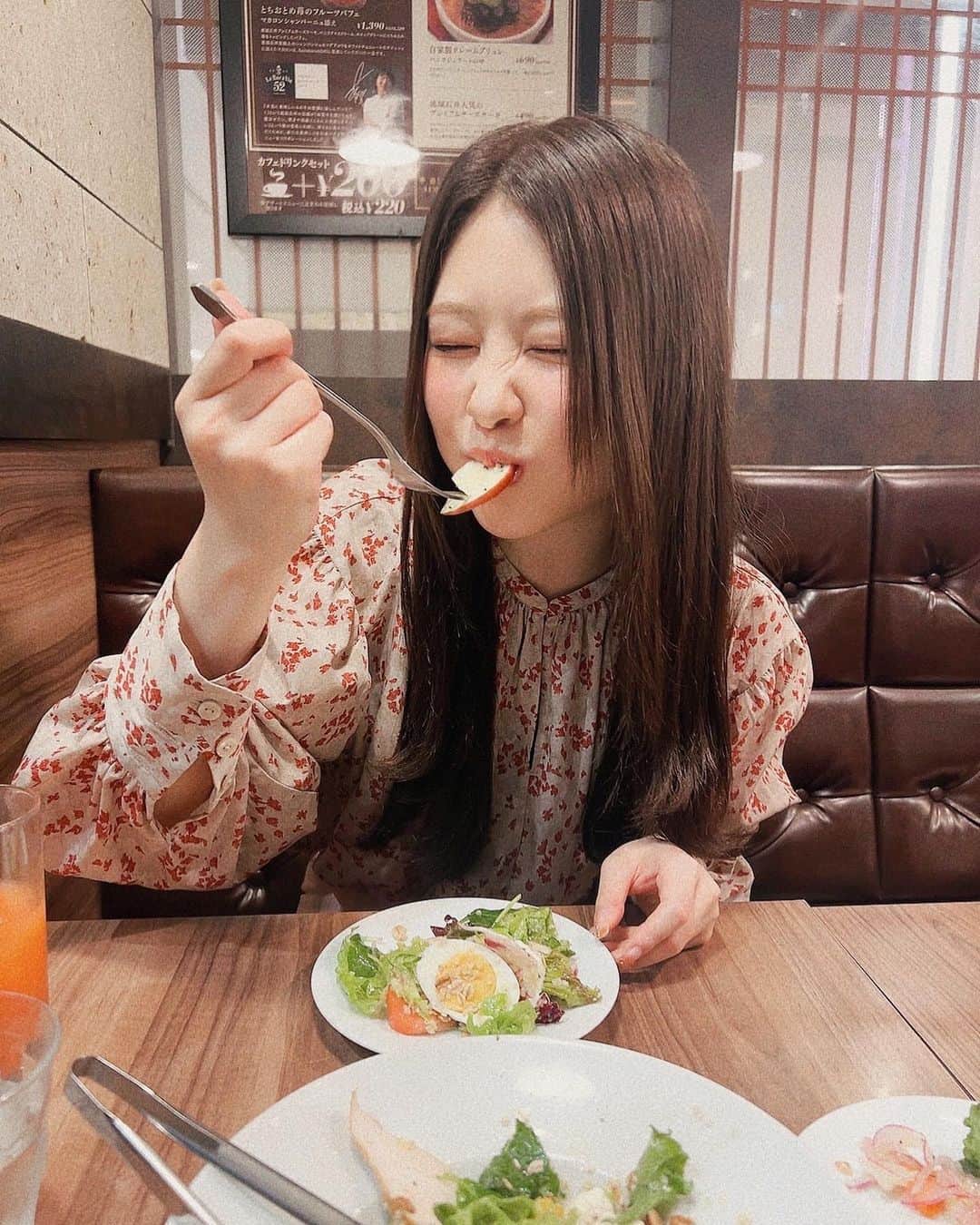 中西智代梨さんのインスタグラム写真 - (中西智代梨Instagram)「👭💭  妹の元バイト先に遊びに行きました サラダ取り分けるのむずう🥗」5月4日 22時56分 - sukiyaki_daisuki512