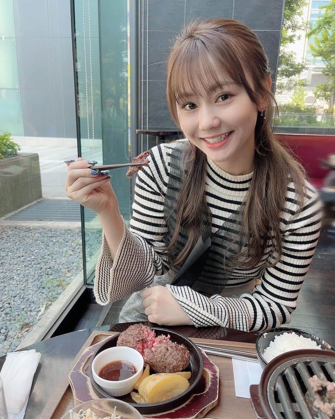 のインスタグラム：「* 明日は春コン〜🌸🎤 親友ちゃんとハンバーグ食べに行った！ しかも、自分で焼くスタイル☝🏻 パワーつけないとね🍖❤️‍🔥 会場に来てくれるみんなもパワー付けて大きなコール待ってます🤗  #ハンバーグ #名古屋ハンバーグ #モグモグちかちゃん」