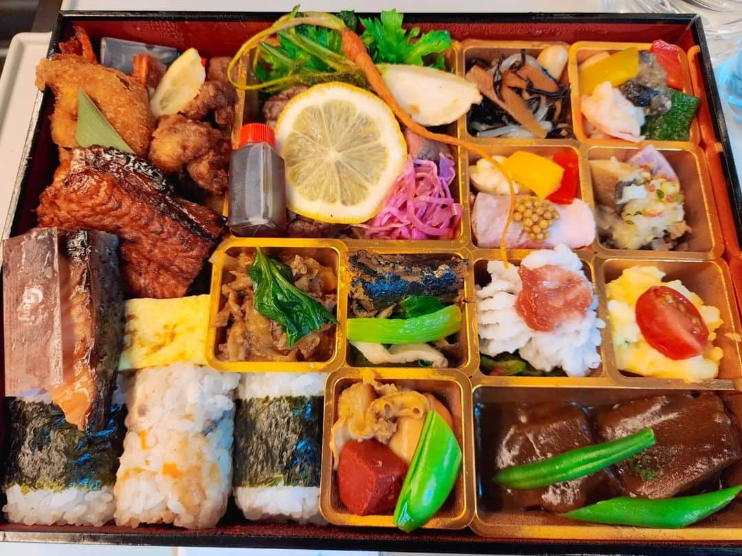 miwaさんのインスタグラム写真 - (miwaInstagram)「超特大豪華お弁当、完食🤣✨ あまりに美味しすぎて、しばらくは普通のお弁当が食べられなさそうです😂  #大阪 #ハンパない #美味しすぎる #お弁当 #アコギッシモ #食いだおれ #acoguissimo5 #Genji」5月4日 22時52分 - miwa_official_38