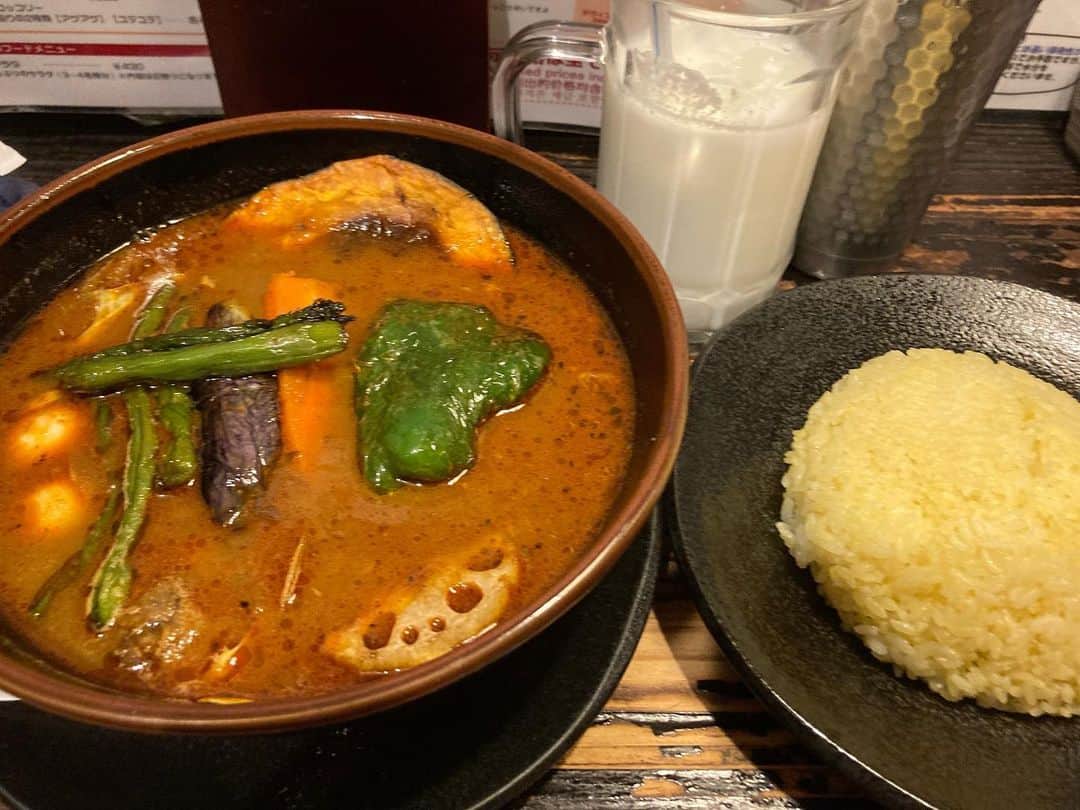 佐伯日菜子のインスタグラム：「たまーにモーレツ食べたくなるスープカレー！ ココナッツ味のラッシーがすごい美味しかったよ！ #スープカレー  #ココナッツ  #ラッシー  #カレー #おいしい  #お腹いっぱい」