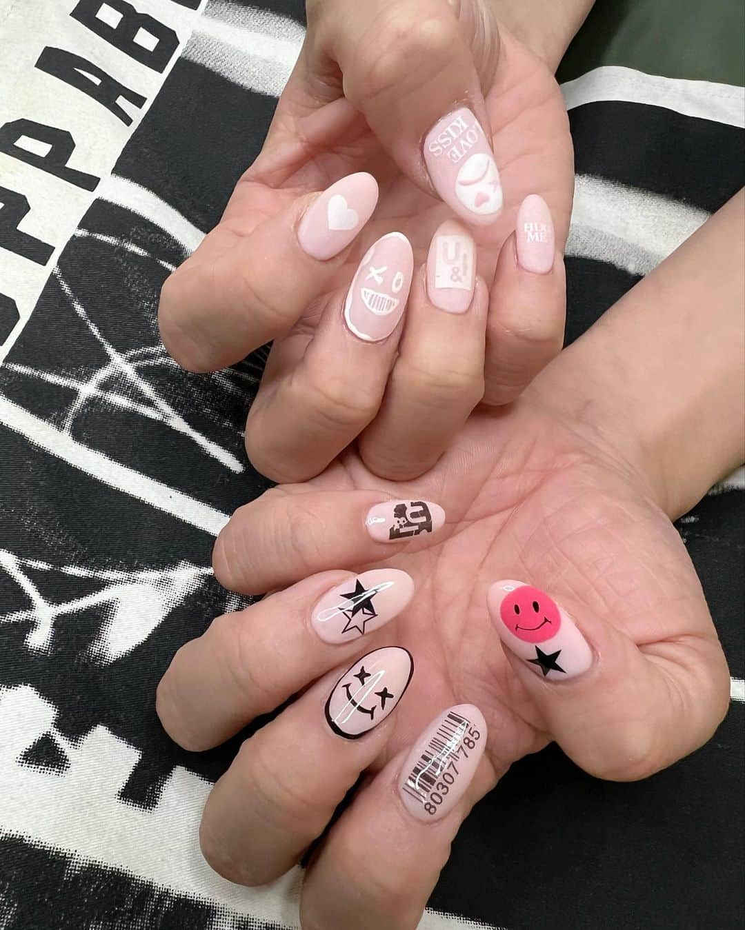 のインスタグラム：「遊び心爆裂ネイル💅☺︎ ちょうどアー写やMVの撮影がなかった時だったから遊んじゃった💋 元々ストリートファッションとか好きだから完全にポップに振り切った🤤  右手はピンク × ホワイトのマット。 左手はピンク × ブラックの艶。 シールについてた元々デザイン用についてるわけじゃないバーコードをネイルにつけたら可愛くね？って話になって付けたら、とっても評判が良くて嬉しかった🫶 @eastnail_0203  いつもてんきゅ❤️‍🔥  これからハッシュタグこれにするね⬇️ #HIDENAiL  #ENViiGABRIELLA #HIDEKiSM #エンガブ  #ヒデキズム #ENGA部 #エンガ部 #nail #naildesign」