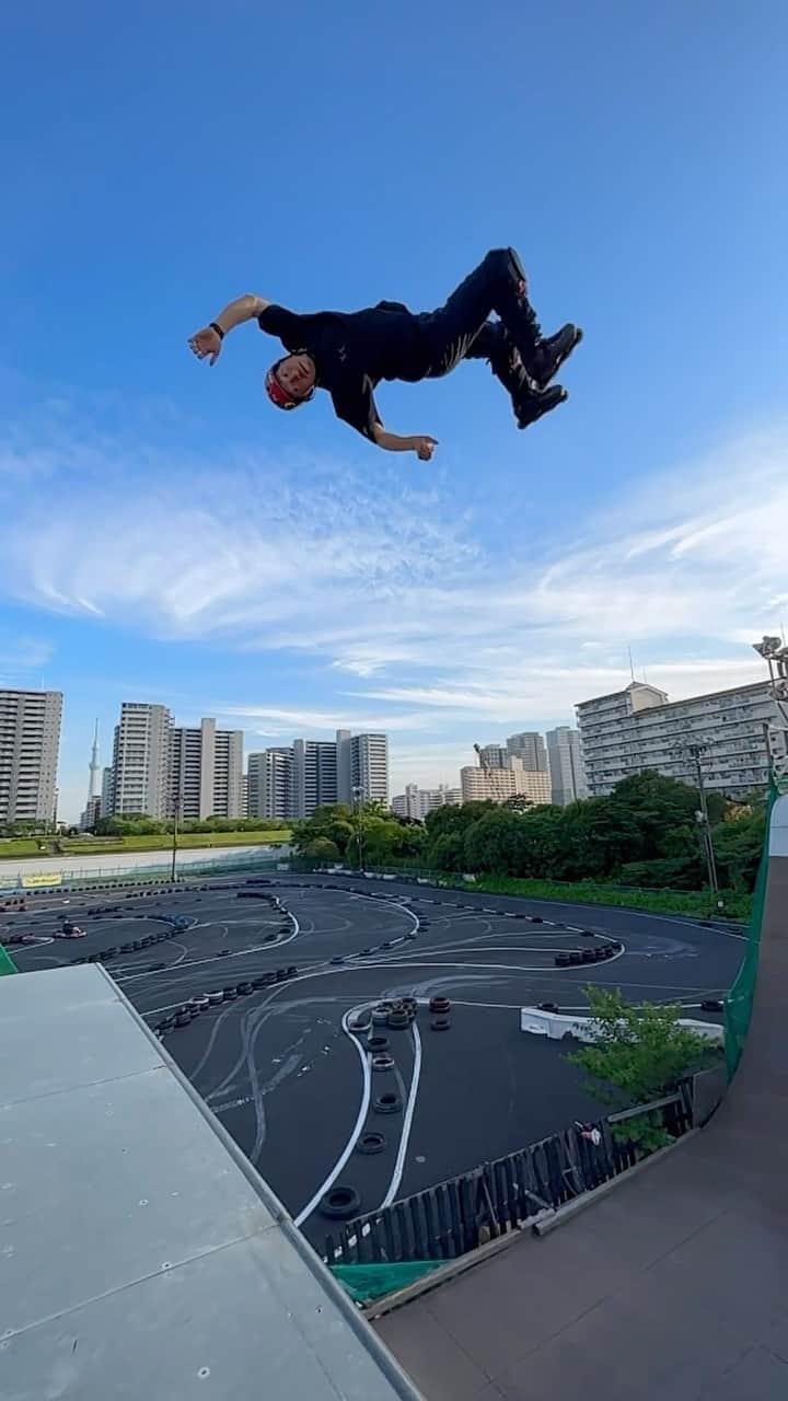 安床武士のインスタグラム：「Twist it!! Alley-oop Flatspin. at @murasakiparktokyo . 最後にちょっと捻るだけ、この「ちょっと」の積み重ねが大事なスタイル作りのポイント！  🎥 @rui09   @usdskates  @undercoverwheels  @goodskates_inc  @lzbn_official  @papasu1048  @sport_sunchlorella   #usdskates #usdaeon #aeon68 #yasutokoaeon #undercoverwheels #rollerblading #blading #inlineskate #roller #rollerfreestyle #vert #インラインスケート #ローラーブレード #ローラーフリースタイル #takeshiyasutoko #安床武士」