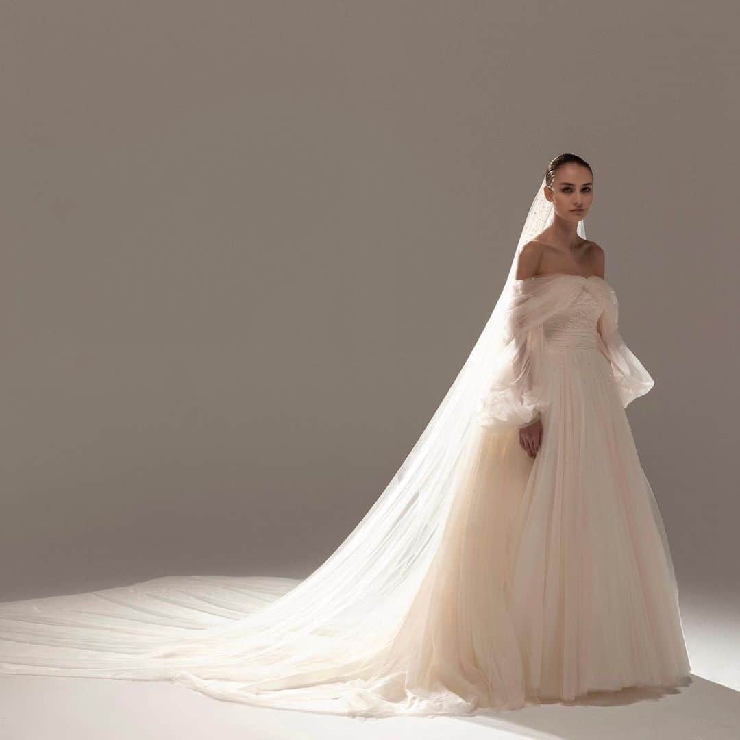 ステファンローランのインスタグラム：「BELLES ANNÉES  Full length puffy off-shoulder beaded tulle dress with detachable sleeves and a princess skirt.  EPURE  A capsule line of 10 bridal gowns available in the Parisian showroom of Stéphane Rolland and partner stores all around the world.   #StephaneRolland #Bridal #WeddingInspiration」