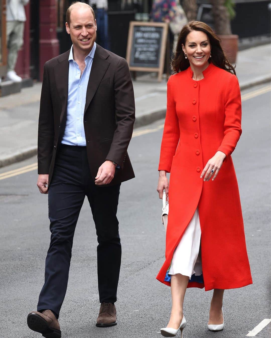 British Vogueさんのインスタグラム写真 - (British VogueInstagram)「Ahead of the Coronation this weekend, the Prince and #PrincessOfWales have kicked off celebrations in true British style – in the pub. Kate wore a patriotic colour scheme of red, white and blue for their visit to The Dog & Duck in Soho, and the couple caught the Elizabeth Line (named for William’s late grandmother) to get there. Click the link in bio for more.」5月4日 22時56分 - britishvogue