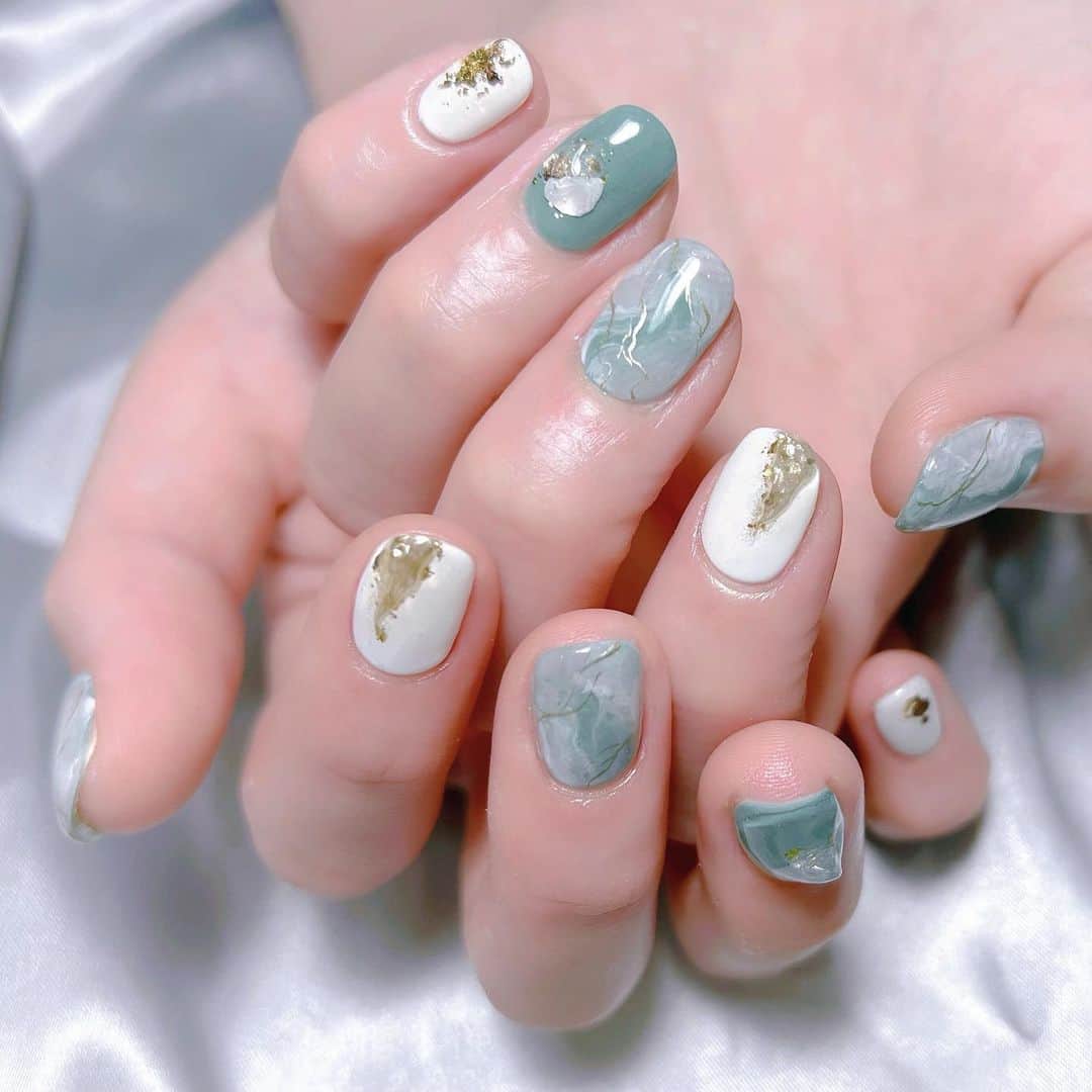 なかやまちえこのインスタグラム：「緑の大理石ネイル💅⠀ ⠀ 福原綾香さん⠀ デザインのイメージはお伝え頂きました！⠀ ⠀ #nail #nails #nailart #ネイル #美甲 #ネイルアート  #japanesenailart #manucure #japanesenails #manicurist #gelnails #أظافر #네일아트 #미용  #เพ้นท์เล็บ #artedeuñas #เพ้นท์เล็บเจล #ジェルネイルデザイン #ネイルデザイン #nagelkunst #大理石ネイル #天然石ネイル @aby_sharenail」