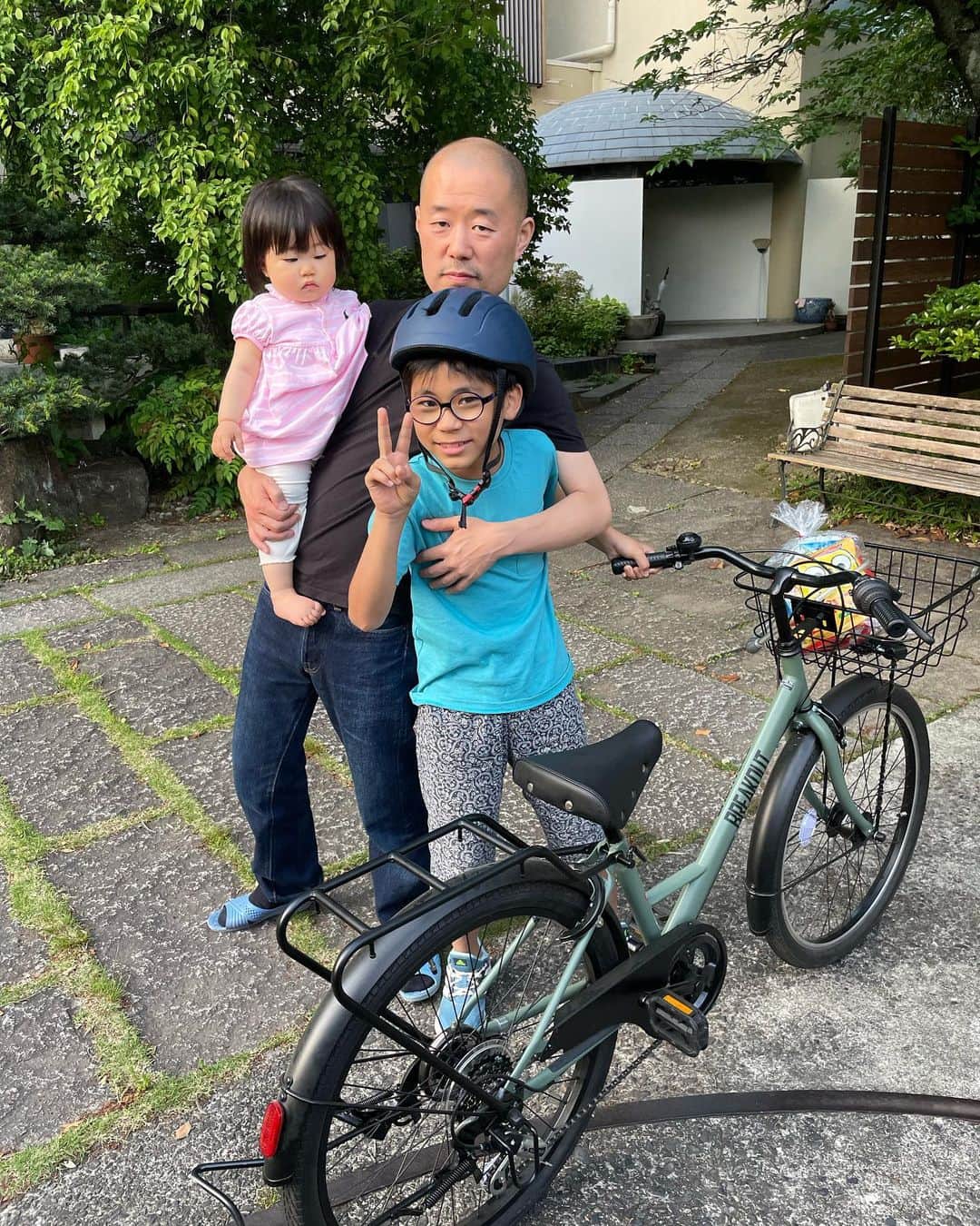 小林拓一郎さんのインスタグラム写真 - (小林拓一郎Instagram)「ツナとサイクリング。  新しく自転車を手に入れて、移動範囲が一気に広がっていることがめちゃくちゃ楽しいみたい。  わかるぞー、その気持ち。  今度は緑区有松の方まで行ってみようかって話になってます。  #サイクリング」5月4日 22時58分 - kobataku33