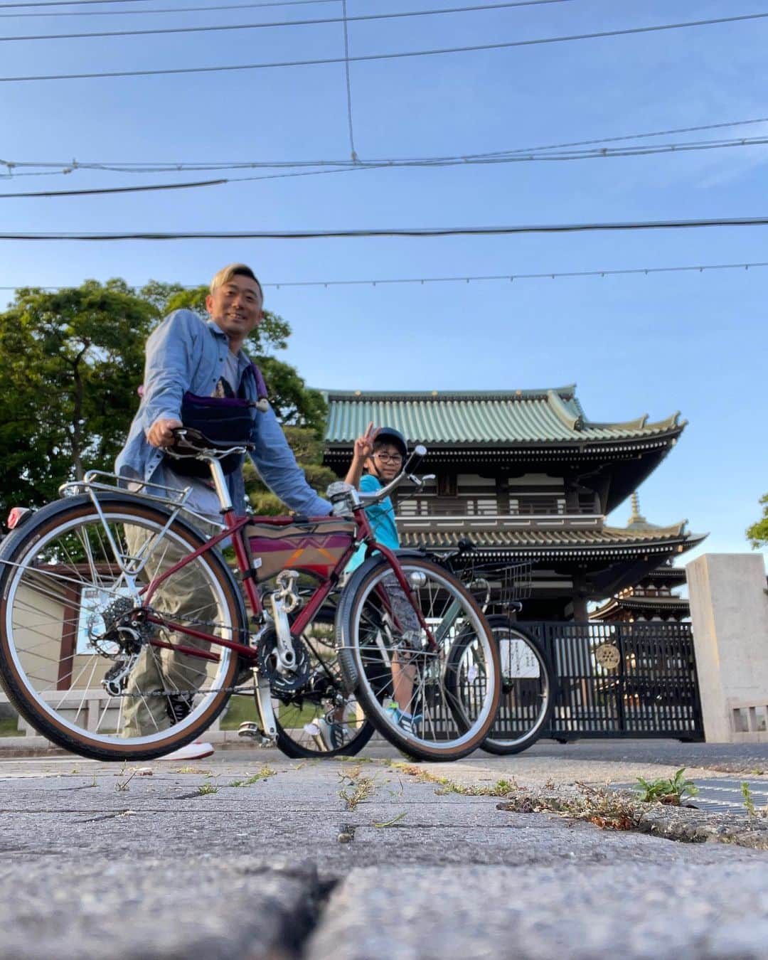 小林拓一郎のインスタグラム：「ツナとサイクリング。  新しく自転車を手に入れて、移動範囲が一気に広がっていることがめちゃくちゃ楽しいみたい。  わかるぞー、その気持ち。  今度は緑区有松の方まで行ってみようかって話になってます。  #サイクリング」