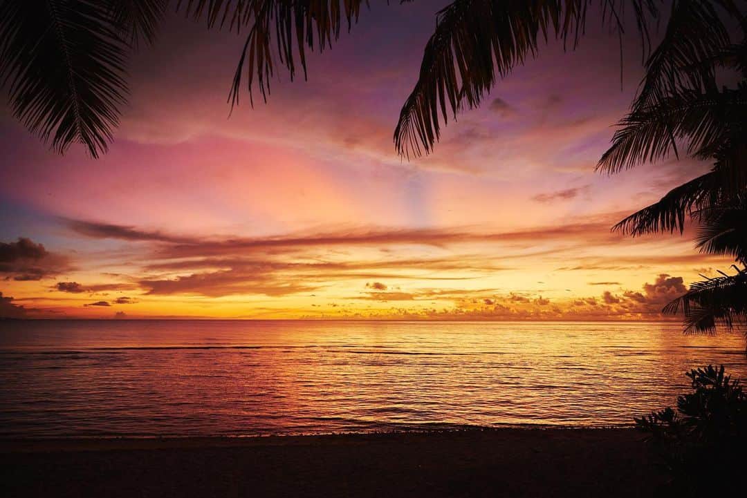 グアム政府観光局さんのインスタグラム写真 - (グアム政府観光局Instagram)「どこへ行っても雄大な自然が織りなす景色が望めるグアム、日常に目にする夕景もため息がこぼれる美しさです。 サンセットが綺麗に見えるには、昼と夜の気温差が大きいこと、湿度が高いこと、上空には雲があるが西の空には雲がないことなど、いくつかの気象条件が揃った時に綺麗に見られると言われています。一日のうちの限られた時間にしか見ることのできないサンセット。 水平線に沈む太陽、地平線に沈む太陽、見る場所によって変わるサンセットをのんびり眺めながら、グアム旅行のひとときを過ごしてみてはいかがでしょうか。  #hereweguam #Guam #グアム #insta #weekend #instagood #instaphoto #旅行 #海外旅行 #instagram  #guamsunset #sunset #夕暮れ #夕日 #サンセット」5月4日 22時58分 - visitguam_jp