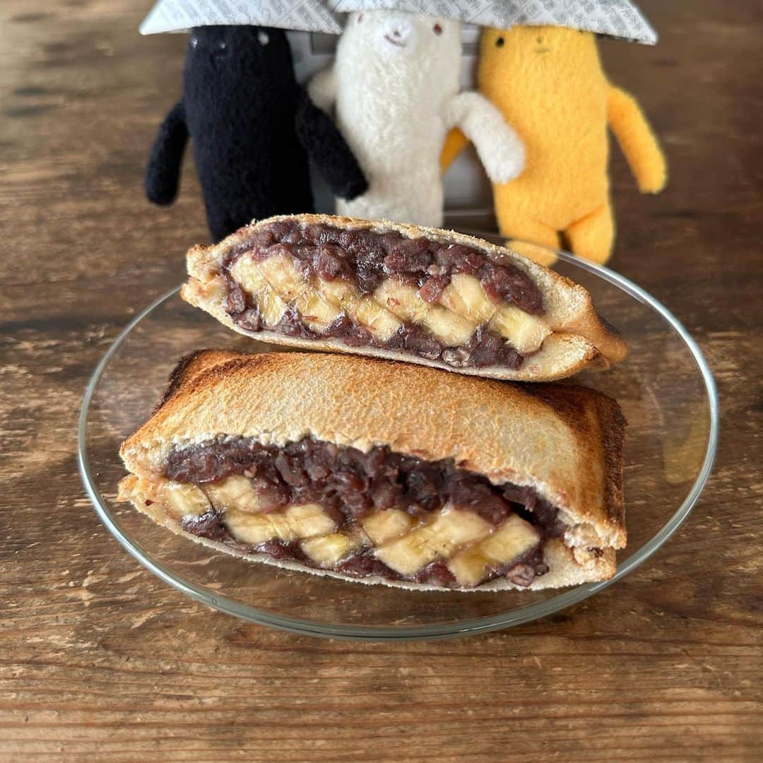 Tesshiさんのインスタグラム写真 - (TesshiInstagram)「こどもの日の集い バナナとあんバターでホットサンド Toasted sandwich with banana, Anko and butter #yummy #homemade #healthy #sandwich #banana #anko #childrensday #おいしい #ホットサンド #サンドイッチ #あんバター #フモフモさん #こどもの日 #マカロニメイト #フーディーテーブル #手作り  8枚切り食パン2枚、あんこ、バター、バナナ 2 thin-slices sandwich bread, Anko sweet red bean paste, butter, banana  ステンレスの網 @aux.co.ltd #グリルホットサンドメッシュ  今日コンドル見た！ #びっくり #GW #コンドル #condor」5月4日 22時58分 - tmytsm