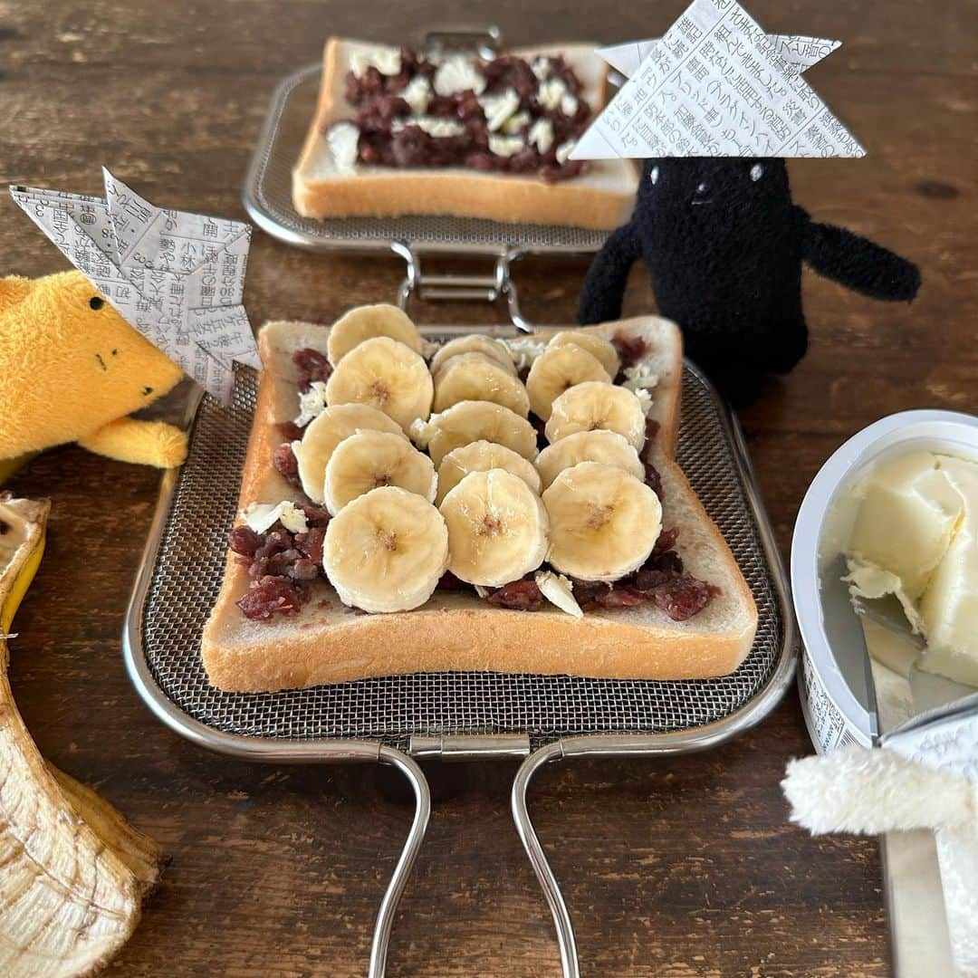 Tesshiさんのインスタグラム写真 - (TesshiInstagram)「こどもの日の集い バナナとあんバターでホットサンド Toasted sandwich with banana, Anko and butter #yummy #homemade #healthy #sandwich #banana #anko #childrensday #おいしい #ホットサンド #サンドイッチ #あんバター #フモフモさん #こどもの日 #マカロニメイト #フーディーテーブル #手作り  8枚切り食パン2枚、あんこ、バター、バナナ 2 thin-slices sandwich bread, Anko sweet red bean paste, butter, banana  ステンレスの網 @aux.co.ltd #グリルホットサンドメッシュ  今日コンドル見た！ #びっくり #GW #コンドル #condor」5月4日 22時58分 - tmytsm