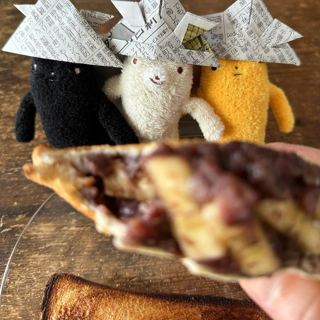 Tesshiさんのインスタグラム写真 - (TesshiInstagram)「こどもの日の集い バナナとあんバターでホットサンド Toasted sandwich with banana, Anko and butter #yummy #homemade #healthy #sandwich #banana #anko #childrensday #おいしい #ホットサンド #サンドイッチ #あんバター #フモフモさん #こどもの日 #マカロニメイト #フーディーテーブル #手作り  8枚切り食パン2枚、あんこ、バター、バナナ 2 thin-slices sandwich bread, Anko sweet red bean paste, butter, banana  ステンレスの網 @aux.co.ltd #グリルホットサンドメッシュ  今日コンドル見た！ #びっくり #GW #コンドル #condor」5月4日 22時58分 - tmytsm