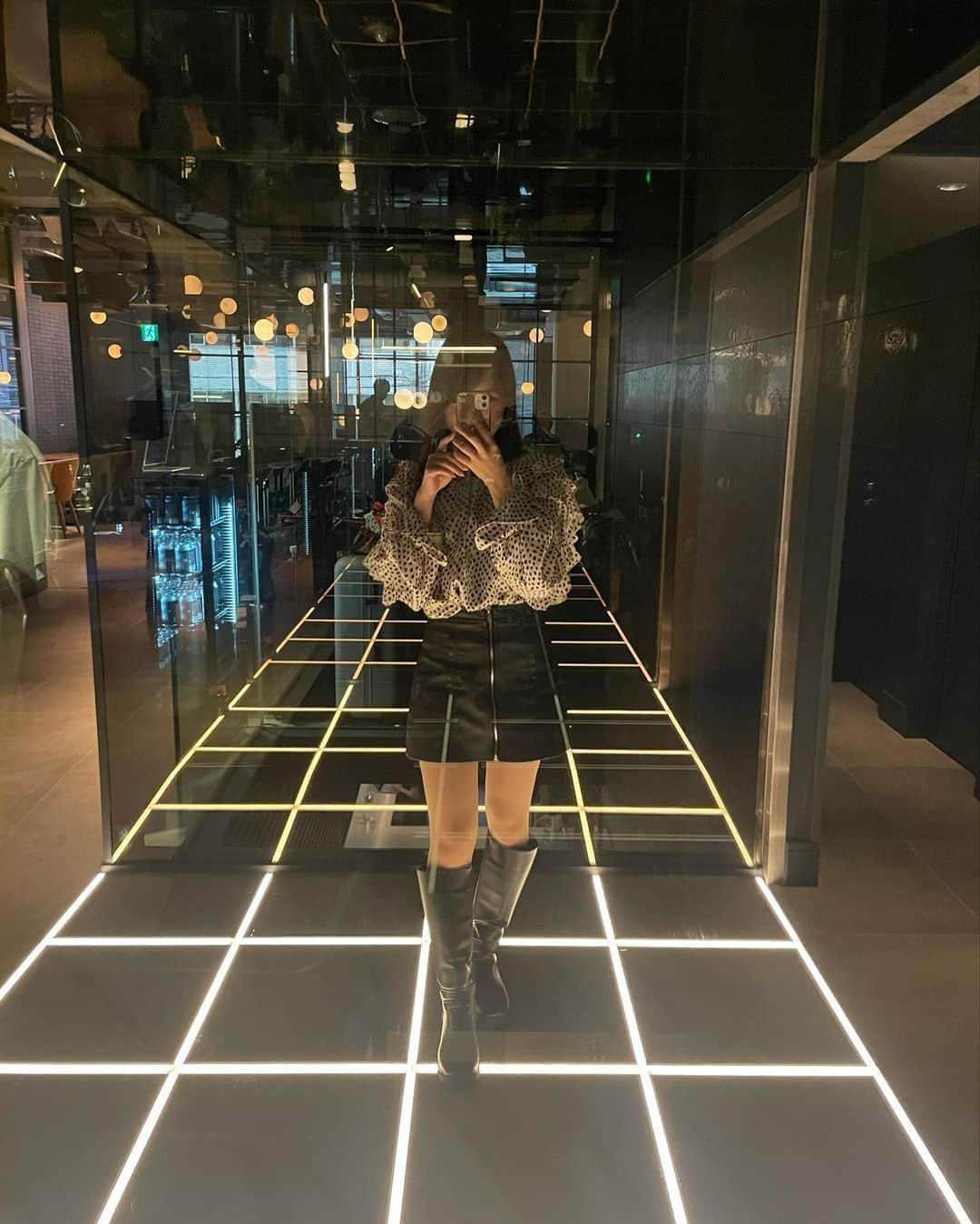 あだちまみさんのインスタグラム写真 - (あだちまみInstagram)「.  ノーマルカメラでも盛れた🤣  @lula.osaka さんで お顔のメンテナンスしてきて 加工そんなにしなくても すごく輪郭が綺麗になりました🥺❣️  顔がコケてしまったので ヒアルで頬のバランスを 整えてもらったよ🥺❤︎  @lbc.lula_dr.hirata  絶大な信頼があるので、 先生にいつもお任せしてる〜❣️  ⁡泊まったホテルは、 @the_lively_osaka_honmachi   おしゃんホテルで、おすすめです！🙋  ラウンジbarやルールトップも あって素敵空間だった🍸✨  #本日のコーデ#outfit #ポートレート#撮影 #撮影モデル#関西被写体#インフルエンサー #ビジネス#副業#事業#女性企業#美容 #ビジョビ#ビジョスタ#女性経営者」5月4日 22時59分 - mamio0524