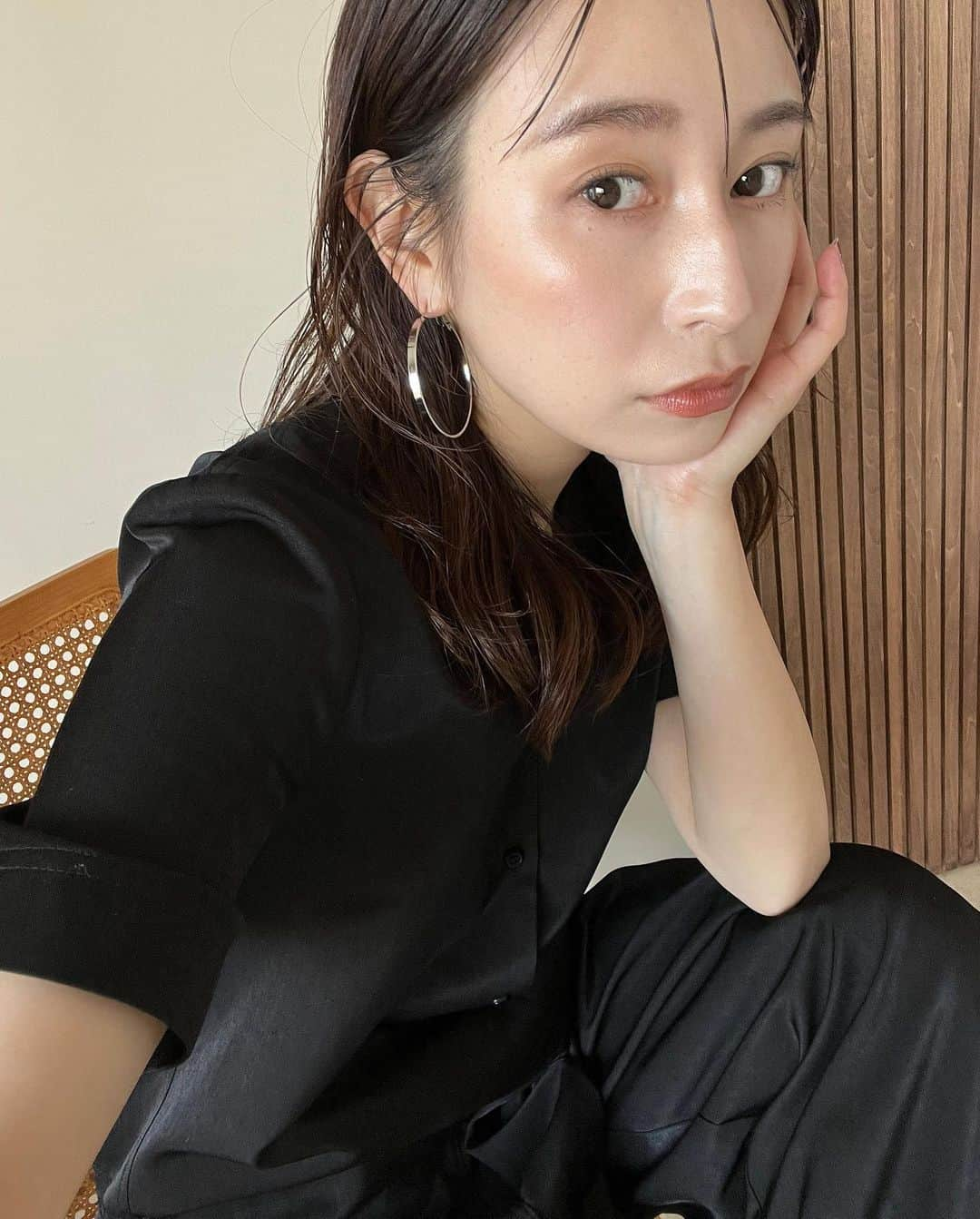 佐藤有里さんのインスタグラム写真 - (佐藤有里Instagram)「突然の自撮り失礼します🤳 . クッションファンデloverの私ですが 今までデパコスからドラコスまで試し続けて久々にHITしたのが @cnp_laboratory_jp🤍 . .  カバー力あるしツヤ感もいいし今まで使った中でもヨレにくい👍 美容成分も入っているので肌に負担をかけず保湿してくれるとこも◎ . . これだけだとぺたぺたするので私は上からパウダーしてます👌」5月4日 23時00分 - yuri_212