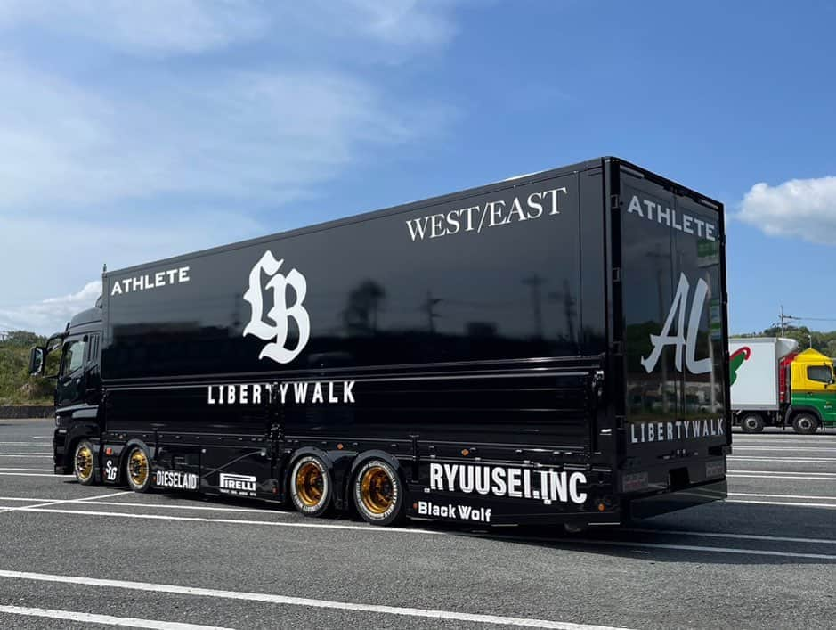 Wataru Katoさんのインスタグラム写真 - (Wataru KatoInstagram)「LB⚡︎TRUCKS @athlete_company ✖︎liberty walk custom finish 。 今回は真っ黒のLB⚡︎TRUCKSでGOLDホイルで作って見ました😆@fusoofficial  @sakon.hikari @sakon.logix.group @sakon.d.aiki @ryudo_official @pirelli @pirelli_truck.jp #fusosupergreat #truck#trucks#isuzu#hino#ud#libertywalk#athlete #staff#募集#トラック#trackdriver #トラックドライバー#nice#物流#new#widebody#bodykit#lbworks#newbodykit#lbtrucks#custom#して見ませんか#stance#デコトラ」5月4日 23時01分 - libertywalkkato