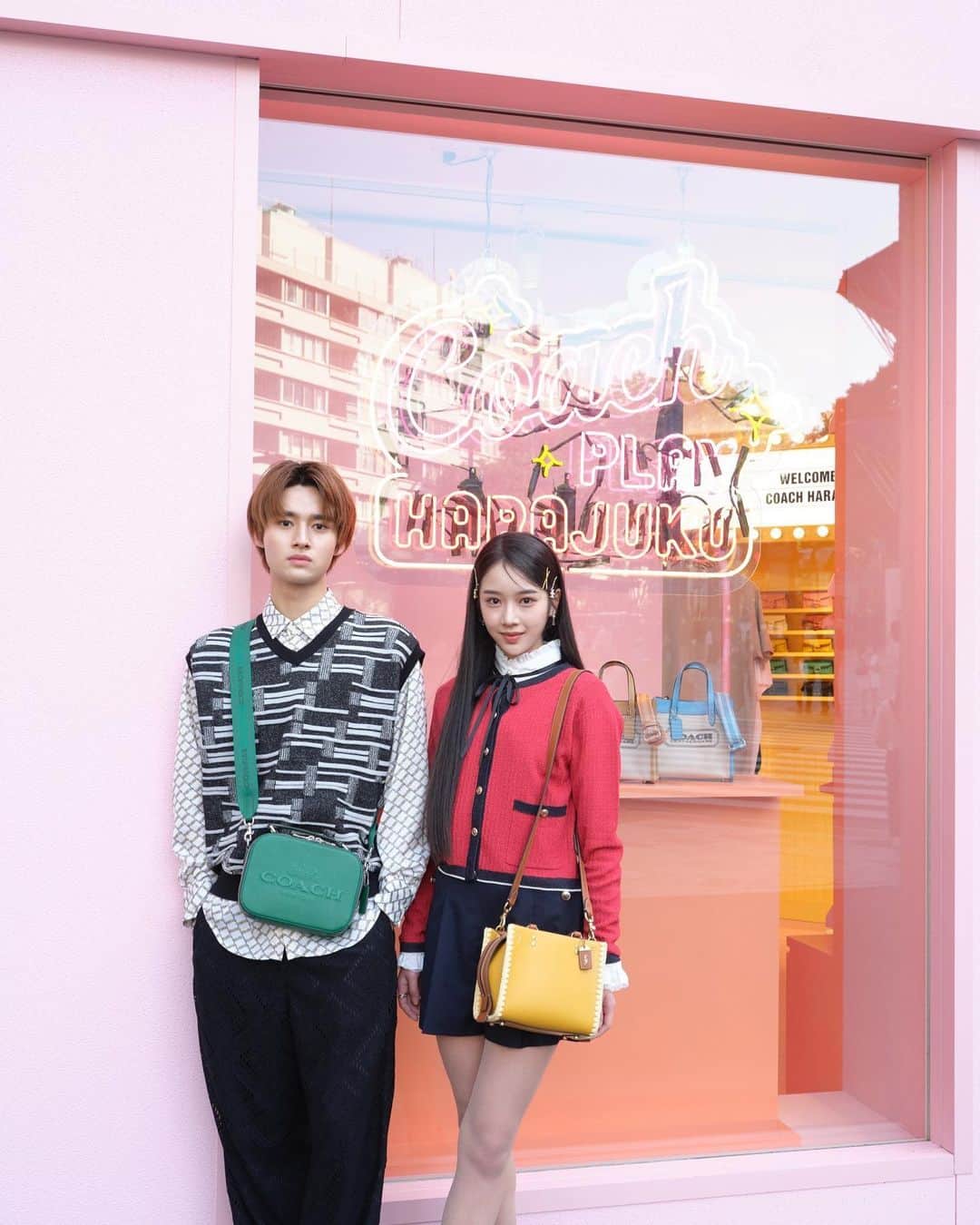 のインスタグラム：「原宿にて期間限定で開催されている、 「COACHPLAY HARAJUKU POPUP STORE」に遊びに行ってきました💫 ⁡ コーチの存在感に、原宿らしいポップなデザインがアレンジされたポップアップストアで、その場にいるだけでも楽しめる空間になっていました！ ⁡ ショップ内にはガチャやUFOキャッチャーなどのミニゲームも用意されていて、中にはREXYのストラップや素敵な言葉が！ ⁡ 是非遊びに行ってみてください🦖 ⁡ @coach_japan  @coach  #CoachNY #CoachJapan #コーチプレイ」