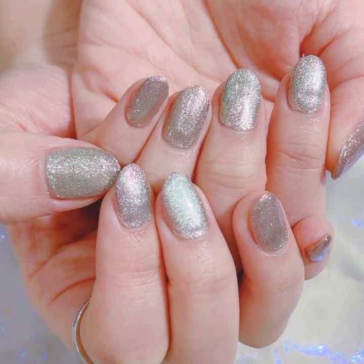なかやまちえこのインスタグラム：「Glitter × Magnet🪄⠀ ⠀ @licaxxx1 さん⠀ グリッターとマグネット合わせ最高にかわいいです！⠀ ⠀ @aby_sharenail ⠀ #nail #nails #nailart #ネイル #美甲 #ネイルアート  #japanesenailart #manucure #japanesenails #manicurist #gelnails #أظافر #네일아트 #미용  #เพ้นท์เล็บ #artedeuñas #เพ้นท์เล็บเจล #ジェルネイルデザイン #ネイルデザイン #nagelkunst #マグネットネイル #magneticnails #オーロラネイル #auroranails @kimacat_betty @pregel.jp」