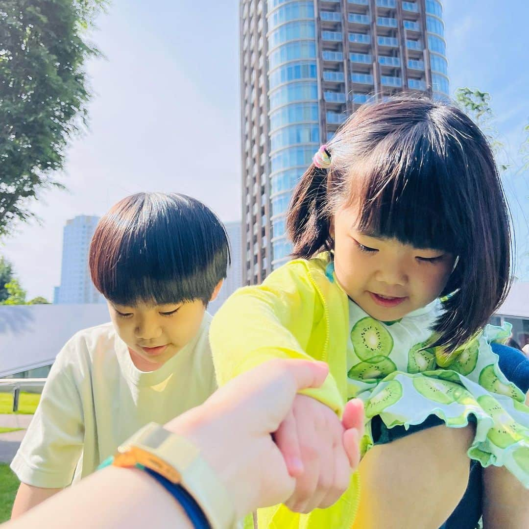 門脇舞以さんのインスタグラム写真 - (門脇舞以Instagram)「🎏👧GW👦🎏 #6歳 #9歳 #ピクニック気分 #六本木ミッドタウン」5月4日 23時04分 - kadomaita