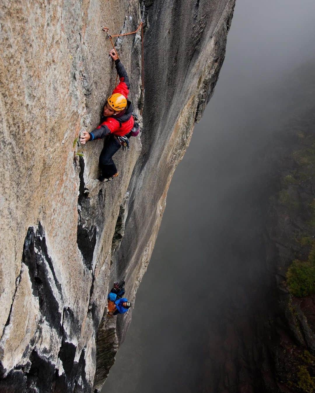 ジミー・チンのインスタグラム：「@alexhonnold on his first big international expedition climbing a big wall first ascent on Mount Kinabalu. It’s either the steepest big wall any of us had ever climbed or one of the wettest. Possibly both. ⁣ Mount Kinabalu, Borneo ⁣ @thenorthface」