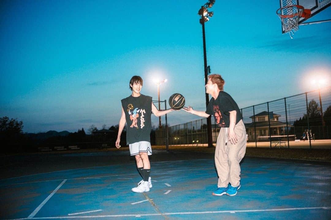 牧達弥さんのインスタグラム写真 - (牧達弥Instagram)「しんたろうの故郷に着いてみんなでバスケ。楽しいなぁ　撮 西槇太一」5月4日 23時14分 - tatsuya_maki