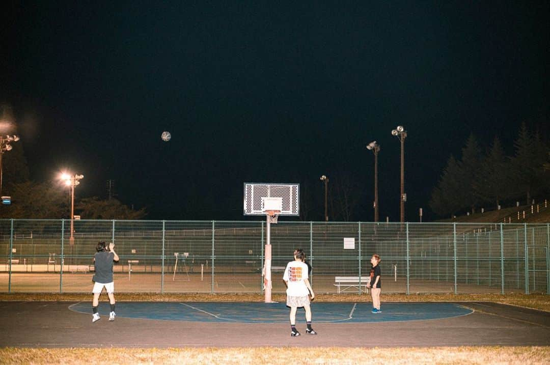 牧達弥さんのインスタグラム写真 - (牧達弥Instagram)「しんたろうの故郷に着いてみんなでバスケ。楽しいなぁ　撮 西槇太一」5月4日 23時14分 - tatsuya_maki