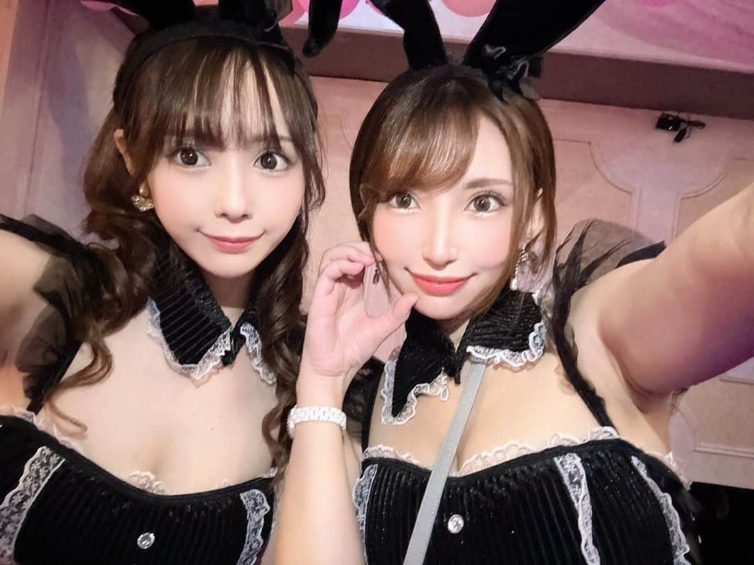 葉月七瀬さんのインスタグラム写真 - (葉月七瀬Instagram)「. . 5/29のみみあ店長就任祭🐰🎀 ⁡ みんなお衣装はバニーちゃん👯‍♀️ みみあ姫ちゃんはさすがで 本当のお姫様みたいでした🎀🩷 そして私は嫁たんとは 双子セクシーバニーしちゃいました👯‍♀️😍 ⁡ ⁡ たくさんのお客様に来ていただき みみあちゃんの店長就任祭は 大成功しました〜🩷🩷 ⁡ さすがみみあちゃんの 頑張り屋さんなとこと人望です☺️🩷 私もいつも頼りにさせて いただいてます🍀*゜ これからもみみあ店長 よろしくお願い致します🙏🏻🩷 ⁡ とってもアットホームなガルバなので 皆様これからも遊びに来てください🩷  私は掛け持ちがあるため 出勤はご確認やリクエストを お願いしています🙇🏼‍♂️ お気軽にガルバも🐯も リクエストくださいね〜💋💕 ⁡ #みみあちゃん #店長就任祭  #イベント #ガールズバー  #新宿 #歌舞伎町 #コスプレ  #うさちゃん #バニー  #アットホームなお店  #みんな可愛い子ばかり 🩷」5月4日 23時07分 - otoha_7s