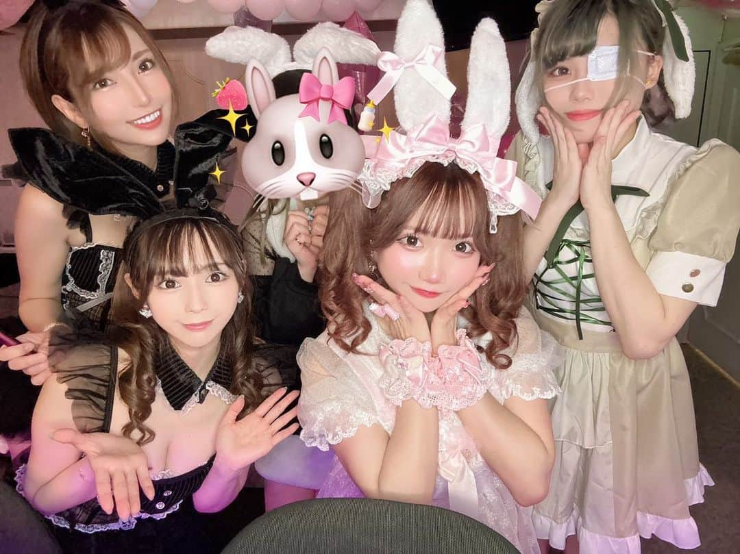 葉月七瀬のインスタグラム：「. . 5/29のみみあ店長就任祭🐰🎀 ⁡ みんなお衣装はバニーちゃん👯‍♀️ みみあ姫ちゃんはさすがで 本当のお姫様みたいでした🎀🩷 そして私は嫁たんとは 双子セクシーバニーしちゃいました👯‍♀️😍 ⁡ ⁡ たくさんのお客様に来ていただき みみあちゃんの店長就任祭は 大成功しました〜🩷🩷 ⁡ さすがみみあちゃんの 頑張り屋さんなとこと人望です☺️🩷 私もいつも頼りにさせて いただいてます🍀*゜ これからもみみあ店長 よろしくお願い致します🙏🏻🩷 ⁡ とってもアットホームなガルバなので 皆様これからも遊びに来てください🩷  私は掛け持ちがあるため 出勤はご確認やリクエストを お願いしています🙇🏼‍♂️ お気軽にガルバも🐯も リクエストくださいね〜💋💕 ⁡ #みみあちゃん #店長就任祭  #イベント #ガールズバー  #新宿 #歌舞伎町 #コスプレ  #うさちゃん #バニー  #アットホームなお店  #みんな可愛い子ばかり 🩷」