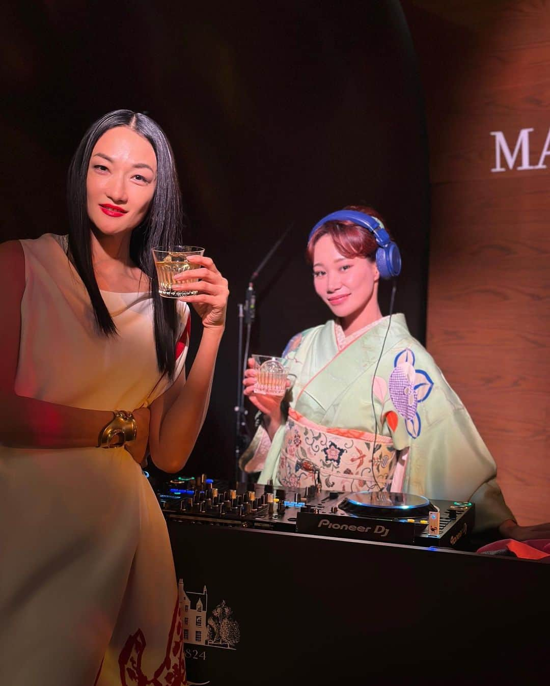 マドモアゼル・ユリアさんのインスタグラム写真 - (マドモアゼル・ユリアInstagram)「DJ for @themacallan_japan Party  先日、六本木ヒルズで行われていたマッカランさんのイベントでDJをさせて頂きました🎧👘 以前マッカランさんと撮った映像でも、お着物でDJをしている様子を撮っていただいたので、その際のお着物で実際にイベントでDJできて嬉しかったです❤️‍🔥 こちらの映像、とっても素敵なのでぜひご覧頂きたいです🎞️ イベントはMIYAVIさんのライブもあり、とっても楽しかった😆🔥  #themacallan #マッカラン #macallan」5月4日 23時08分 - mademoiselle_yulia