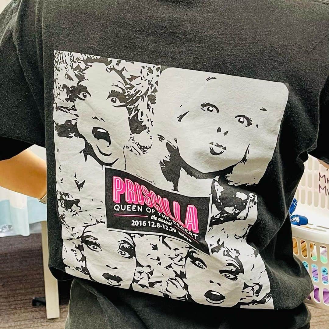 池田有希子さんのインスタグラム写真 - (池田有希子Instagram)「『マチルダ』お衣装さんが着てらした『プリシラ』Tシャツ！あの作品お衣装さんめちゃハードワークだったねーと思い出話に花咲いて、そして今回も沢山お世話になっています✨❤️キャストはローテーションや出演しない回があったりで息継ぎも可能ですがスタッフさんは毎公演ぶっ続けでお仕事。感謝です🙇‍♀️  #theaterlife #matildathemusical #priscillathemusical」5月4日 23時08分 - yukikoikeda