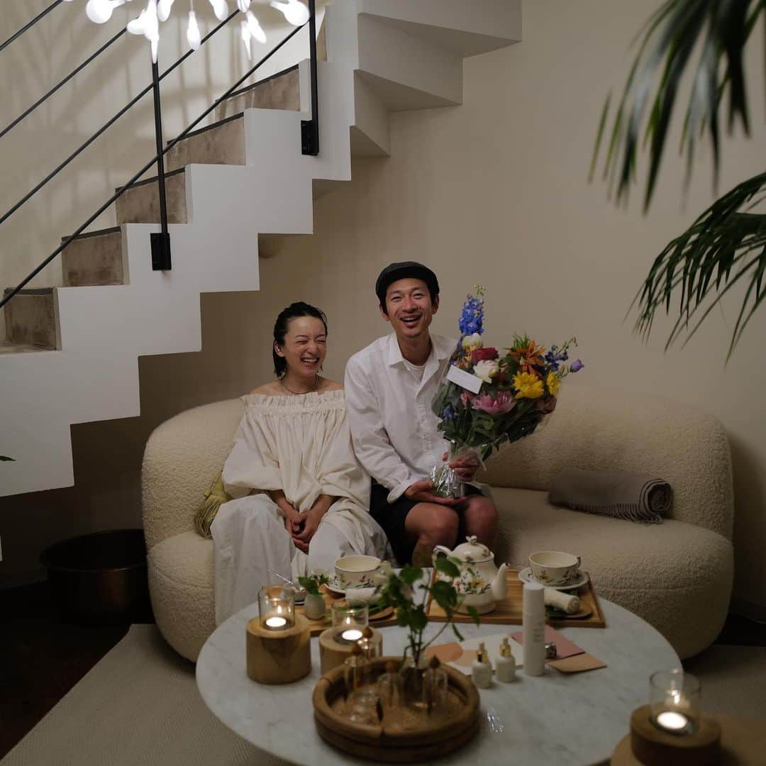 安井達郎さんのインスタグラム写真 - (安井達郎Instagram)「2023.5.2 妻が結婚式前からお世話になっている @endearspa  僕も何度か施術を受けたことがあるのですが、今回はお誕生日トリートメントということで久しぶりに伺いました。 好みのオイルで頭からつま先まで終始夢心地で丁寧にほぐしていただき、これぞ極上！毎回感動しっぱなしです。 そしてそしてなんと @ochiyasutaka が手がけたお花まで誕生日ということで用意してくだり、お心遣いに心身ともに幸せたっぷりになりました。ありがとうございました☺️ 自身の日頃の疲れを癒すにはもちろんのこと、プレゼントにも最適なトリートメント。是非ともおすすめしたいです。  まるで海外にいるようなインテリアもとっても素敵ですよ。」5月4日 23時09分 - tatsuroyasui