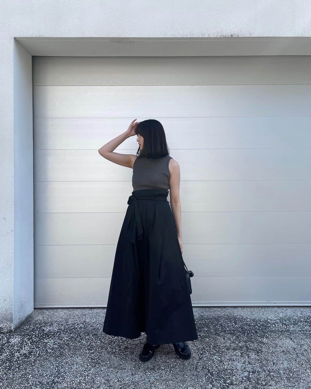 のインスタグラム：「ootd🖤  tops @louren__official  skirt @fray_id  bag @vasic_japan  shoes @snidel_official   帰省した時のコーデを 去年物だけど、SNIDELのグルカサンダル とっても使えます♡  いつもは華奢なストラップのサンダルを合わせるけど あえて足元をぽてっと重めにするだけで 今っぽい仕上がりに🖤」