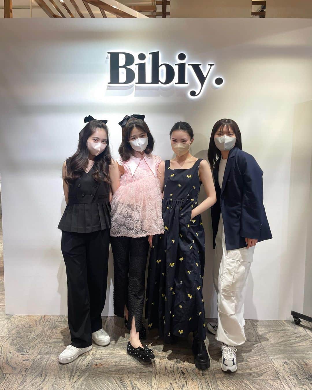 YUYUさんのインスタグラム写真 - (YUYUInstagram)「オープン前メンバーでパシャっと🎀🐥🎀 新宿伊勢丹コーデ 2つ目🫶🏼 pink × pink🪄 ゆきのちゃんとヘアお揃いで、会った瞬間ガクンと笑い転げるところだったわ、、🧑🏼‍🦲 明日は店頭でなに着ようかな〜🎼 #Bibiy. #Bibiy_made #yuyukmtcode」5月4日 23時11分 - yuyukmt