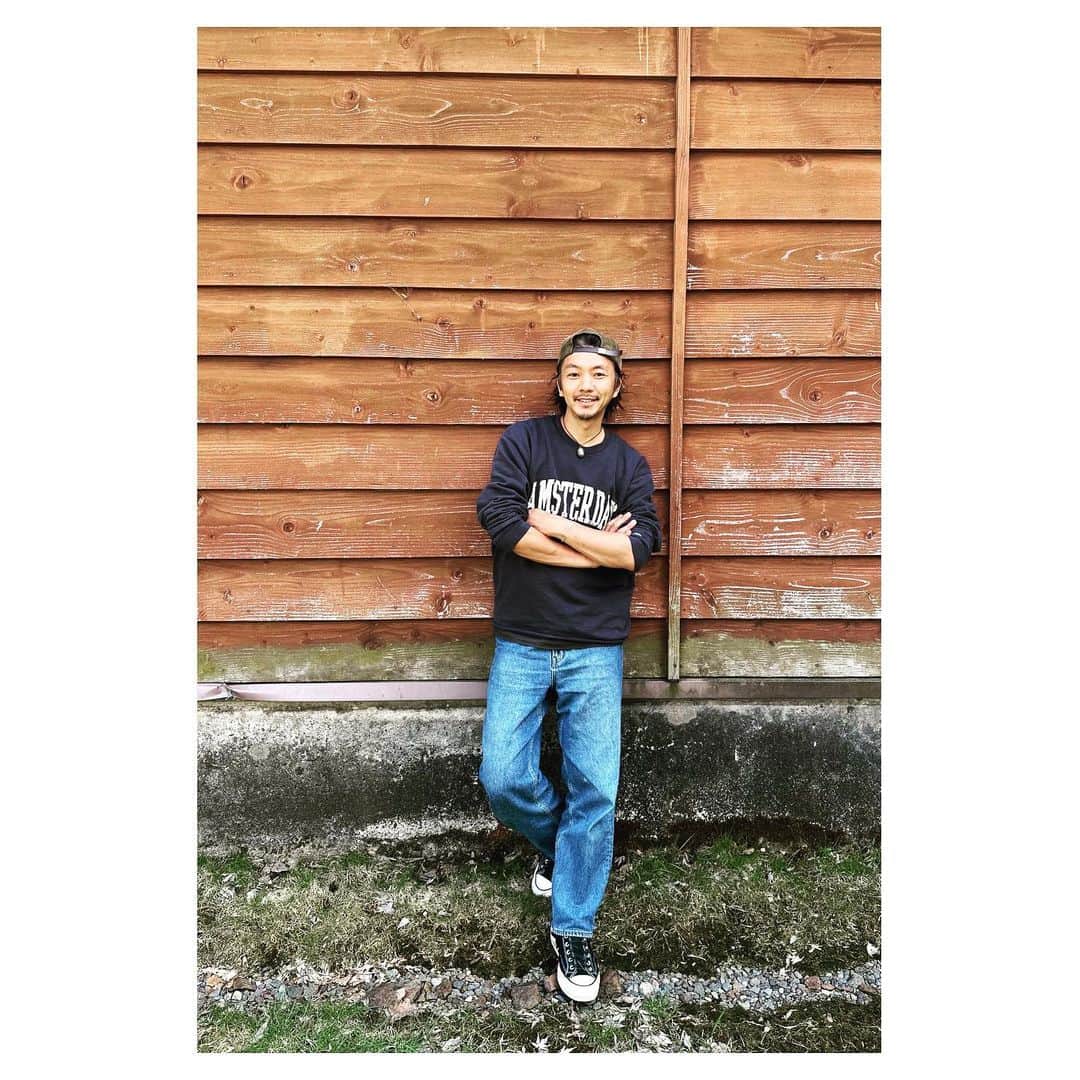 Caravanのインスタグラム：「5/6 (sat)は  横浜thumbs upでワンマン。  25周年のお祝いと  初めての試みで、  SLOW FLOW MUSIC CREWの皆の  アイデアを元にセットリストを決めました。  特典でステッカープレゼントや  当たりが出たらいい事あるかも、な  くじ引きもあります。  チケットはSOLD OUTですが  来れる方、みんなで楽しみましょう。」