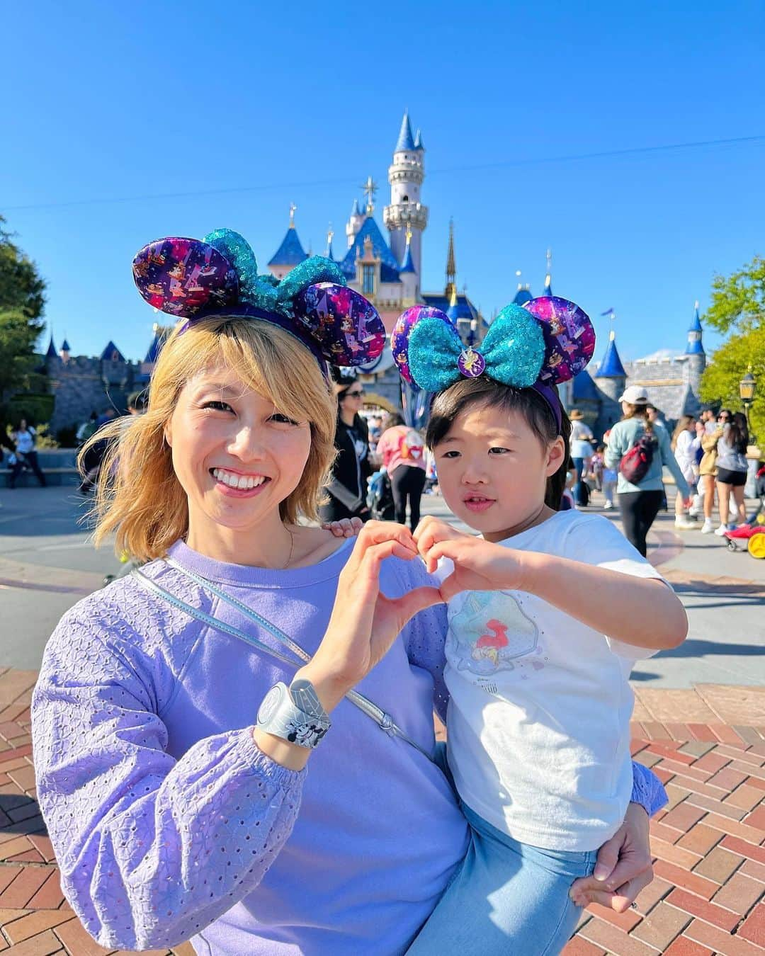 吉田ちかのインスタグラム：「We’re at Disneyland inCalifornia celebrating 100 years of The Walt Disney Company✨ #Disney100  What a special event!! We are so excited to be here and to share our experience with you!   A huge thanks to @disneyland  @klooktravel @klookjp for inviting us on this magical adventure 💕  先ほどアップしたちかログでちょっとシェアしましたが、今CaliforniaのDisneylandで「ザ・ウォルト・ディズニー・カンパニー」の100周年記念のお祝いに参加しています💜✨  なんて特別なイベント！100周年という素晴らしいタイミングで来れてとっても嬉しいです😆💕そして、この経験を皆さんとシェアできることも楽しみ✨  今回は @Disneyと@klookjp とのコラボで招待して頂いたのですが、他にも世界からのYouTuber, Instagrammer, Tiktokerなどのインフルエンサーが参加しているので、プリンとクローバーにもかなり良いグローバルな体験になっています🌍💕  #swipe  💜ディズニーでもどこでもクールポーズのプリンw 💜自分で耳を付けたがるクローバー 💜僕もディズニーTシャツ着てるよとアピール  #klooktravel #Disney100 #Disneyland #クルック」