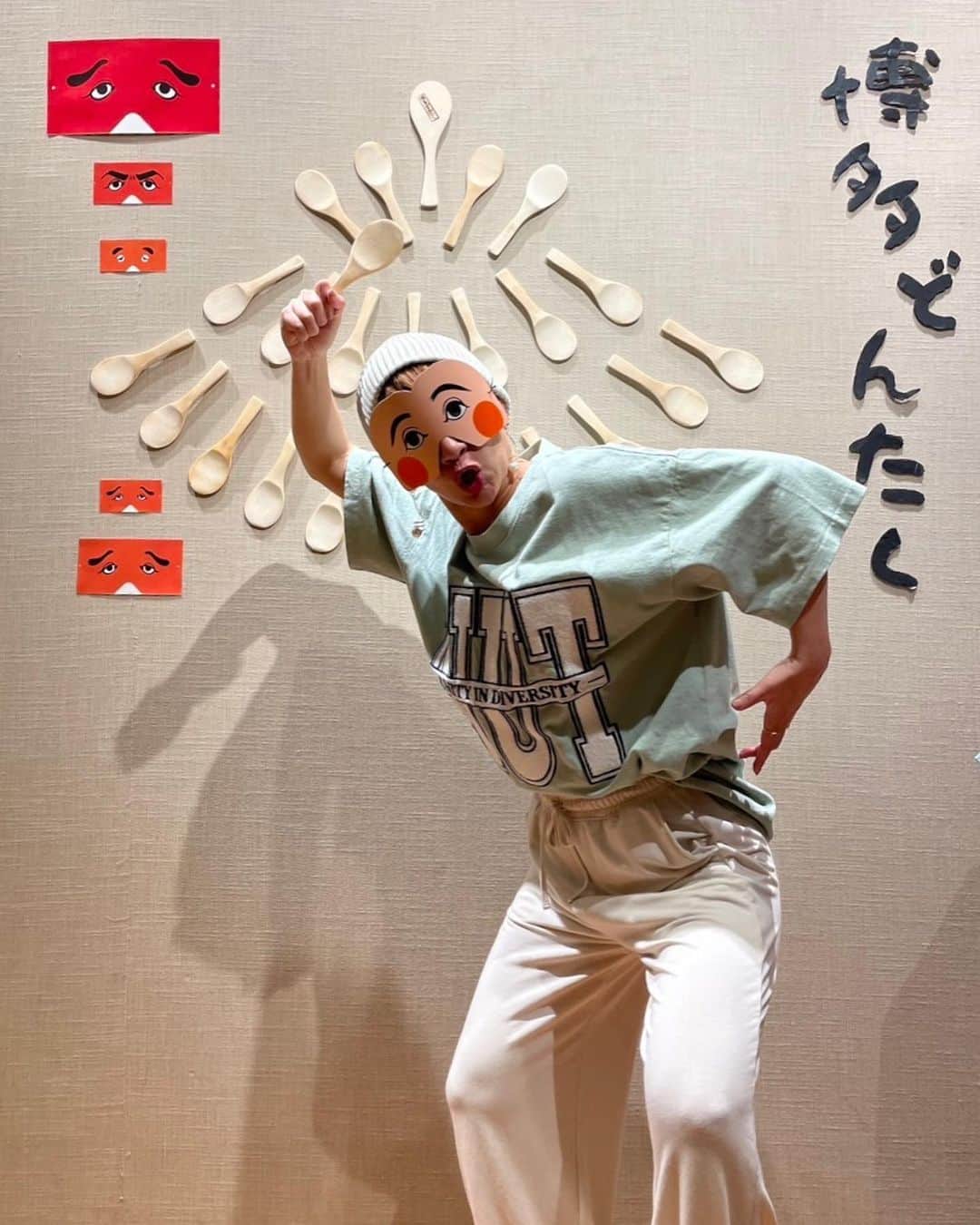 島田彩のインスタグラム：「🥜 Musical SPY×FAMILY  本日もご観劇ありがとうございました😊✨ 客席がとても近いので、お客様と一体になってお話が進んでいく感覚を味わえるのが博多座さんの醍醐味だな、と改めて感じております。  さてさて、2日に及ぶ博多どんたくも今日でおわり。おそらく今日まで限定であろうどんたく映えスポットではしゃいで参りました😇  さてさて、明日からも頑張ってまいりますよー✨✨  #ミュージカルspy #スパイファミリー #spyfamily  #博多座」