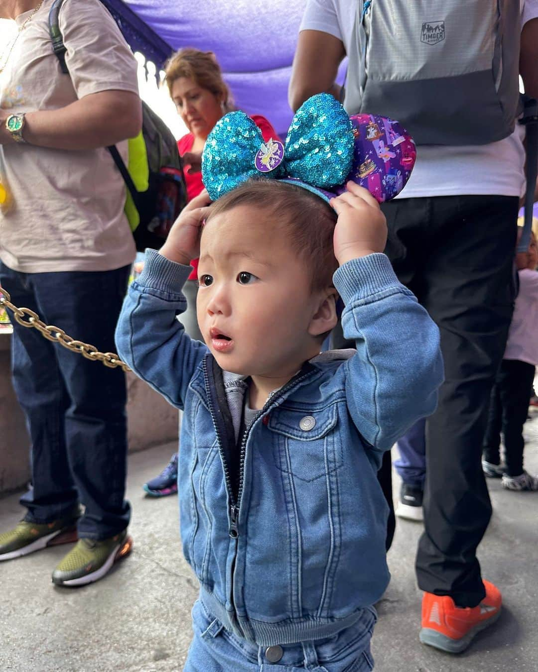 吉田ちかさんのインスタグラム写真 - (吉田ちかInstagram)「We’re at Disneyland inCalifornia celebrating 100 years of The Walt Disney Company✨ #Disney100  What a special event!! We are so excited to be here and to share our experience with you!   A huge thanks to @disneyland  @klooktravel @klookjp for inviting us on this magical adventure 💕  先ほどアップしたちかログでちょっとシェアしましたが、今CaliforniaのDisneylandで「ザ・ウォルト・ディズニー・カンパニー」の100周年記念のお祝いに参加しています💜✨  なんて特別なイベント！100周年という素晴らしいタイミングで来れてとっても嬉しいです😆💕そして、この経験を皆さんとシェアできることも楽しみ✨  今回は @Disneyと@klookjp とのコラボで招待して頂いたのですが、他にも世界からのYouTuber, Instagrammer, Tiktokerなどのインフルエンサーが参加しているので、プリンとクローバーにもかなり良いグローバルな体験になっています🌍💕  #swipe  💜ディズニーでもどこでもクールポーズのプリンw 💜自分で耳を付けたがるクローバー 💜僕もディズニーTシャツ着てるよとアピール  #klooktravel #Disney100 #Disneyland #クルック」5月4日 23時13分 - bilingirl_chika