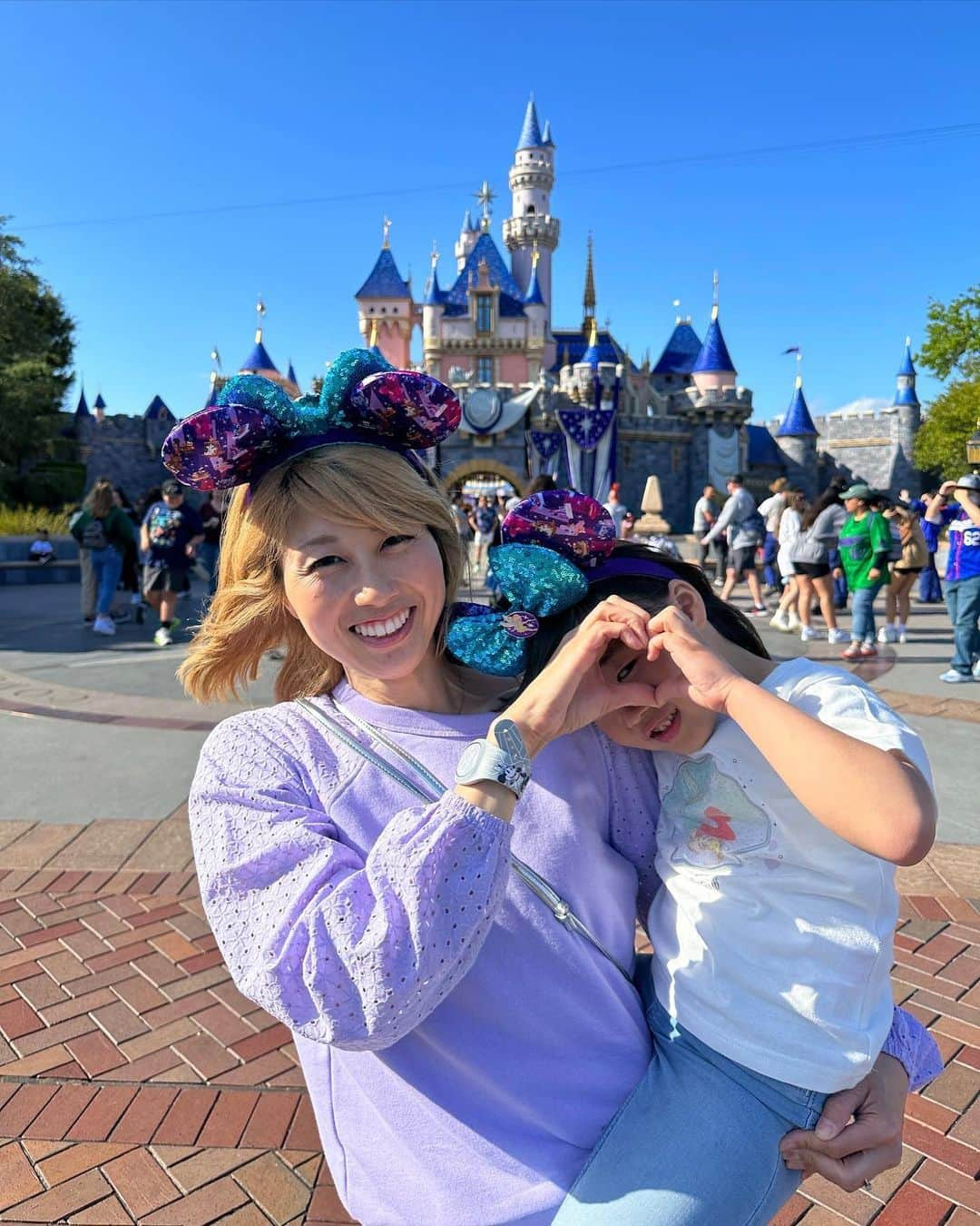 吉田ちかさんのインスタグラム写真 - (吉田ちかInstagram)「We’re at Disneyland inCalifornia celebrating 100 years of The Walt Disney Company✨ #Disney100  What a special event!! We are so excited to be here and to share our experience with you!   A huge thanks to @disneyland  @klooktravel @klookjp for inviting us on this magical adventure 💕  先ほどアップしたちかログでちょっとシェアしましたが、今CaliforniaのDisneylandで「ザ・ウォルト・ディズニー・カンパニー」の100周年記念のお祝いに参加しています💜✨  なんて特別なイベント！100周年という素晴らしいタイミングで来れてとっても嬉しいです😆💕そして、この経験を皆さんとシェアできることも楽しみ✨  今回は @Disneyと@klookjp とのコラボで招待して頂いたのですが、他にも世界からのYouTuber, Instagrammer, Tiktokerなどのインフルエンサーが参加しているので、プリンとクローバーにもかなり良いグローバルな体験になっています🌍💕  #swipe  💜ディズニーでもどこでもクールポーズのプリンw 💜自分で耳を付けたがるクローバー 💜僕もディズニーTシャツ着てるよとアピール  #klooktravel #Disney100 #Disneyland #クルック」5月4日 23時13分 - bilingirl_chika