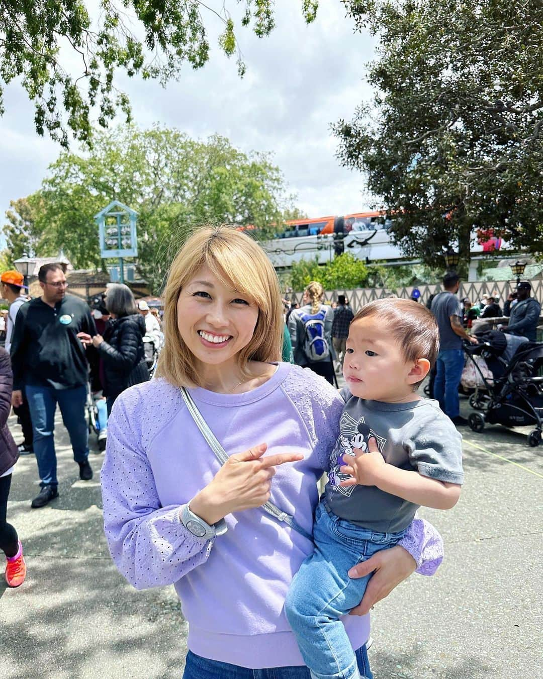 吉田ちかさんのインスタグラム写真 - (吉田ちかInstagram)「We’re at Disneyland inCalifornia celebrating 100 years of The Walt Disney Company✨ #Disney100  What a special event!! We are so excited to be here and to share our experience with you!   A huge thanks to @disneyland  @klooktravel @klookjp for inviting us on this magical adventure 💕  先ほどアップしたちかログでちょっとシェアしましたが、今CaliforniaのDisneylandで「ザ・ウォルト・ディズニー・カンパニー」の100周年記念のお祝いに参加しています💜✨  なんて特別なイベント！100周年という素晴らしいタイミングで来れてとっても嬉しいです😆💕そして、この経験を皆さんとシェアできることも楽しみ✨  今回は @Disneyと@klookjp とのコラボで招待して頂いたのですが、他にも世界からのYouTuber, Instagrammer, Tiktokerなどのインフルエンサーが参加しているので、プリンとクローバーにもかなり良いグローバルな体験になっています🌍💕  #swipe  💜ディズニーでもどこでもクールポーズのプリンw 💜自分で耳を付けたがるクローバー 💜僕もディズニーTシャツ着てるよとアピール  #klooktravel #Disney100 #Disneyland #クルック」5月4日 23時13分 - bilingirl_chika