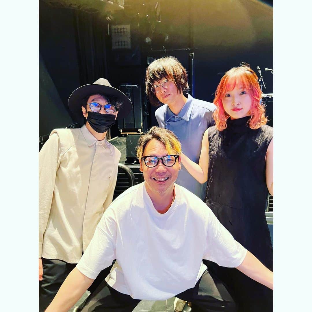 のインスタグラム：「パンデミックによりオンライン結成されたディスコンポ・ウィズ・泉茉里3周年を、アコースティックでお祝いしてきました〜🎉  こうしてしっかり、オフラインでイベントが出来る幸せに溢れた素敵なイベントでしたし、被りのないワン＆オンリーな出演者だらけで、最高のライブでしたね！オーディエンス皆さんの温かい雰囲気もありがとうございました！  自分も新曲の感触を試せて有意義でした、久々に歌った曲も含めてこんなセトリでした🗒✨ 1. Trace Me, My Dear(GALLOW) 2. I Can See Clearly Now(Jimmy Cliff) 3. Eyes in the Sky(BEAT CRUSDERS) 4. Turn the World(THE STARBEMS) 5. Night Museum(THE STARBEMS)  そしてやはり、いつ来ても楽しい高円寺、今度はスターベムズでもまた来れればと思います🏙」