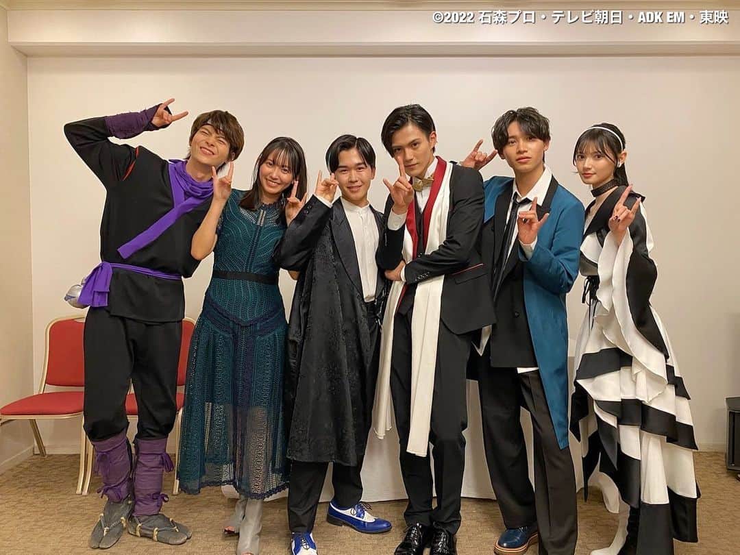 志田音々のインスタグラム：「🌙 夜遅くの投稿失礼しますっ 今夜のGOLDEN DESIRE NIGHT、ありがとうございました✨✨  沙羅姉ちゃん、とーーーっっても楽しかったです☺️💓  沙羅ちゃんにもペンライトやうちわを振ってくださって嬉しかったです😭  アーカイブ配信もありますので、ぜひご覧いただけたらなと🫧  それと！スピンオフ『仮面ライダータイクーンmeets仮面ライダーシノビ』コンビでもパシャリ📸お楽しみに🥷」